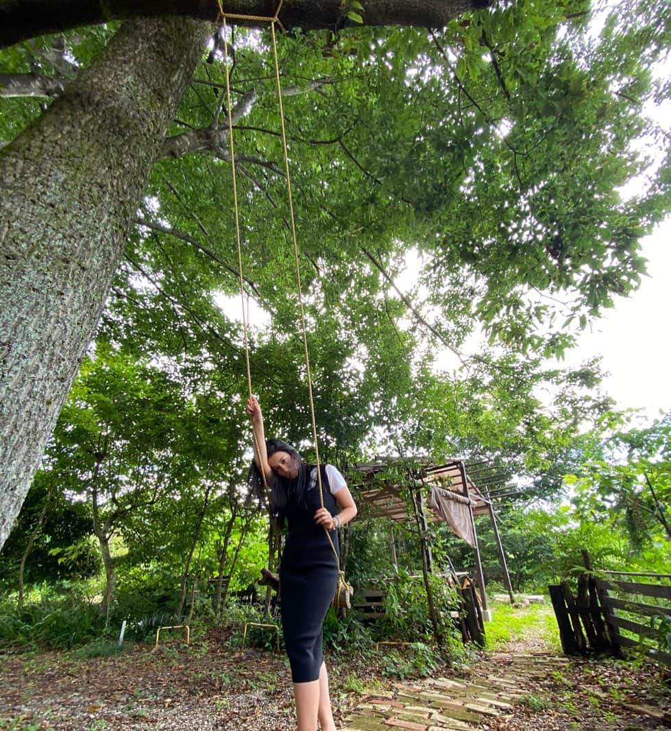 瀬川アニータのインスタグラム：「only holds up to 40 kg so I’m f***ed」