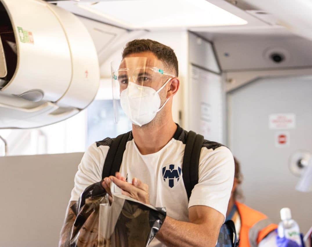 ミゲル・ラジュンのインスタグラム：「✈️ 😷... ahora es así! Vamos 👊🏻👊🏻👊🏻 . #covid19 #football #futbol」