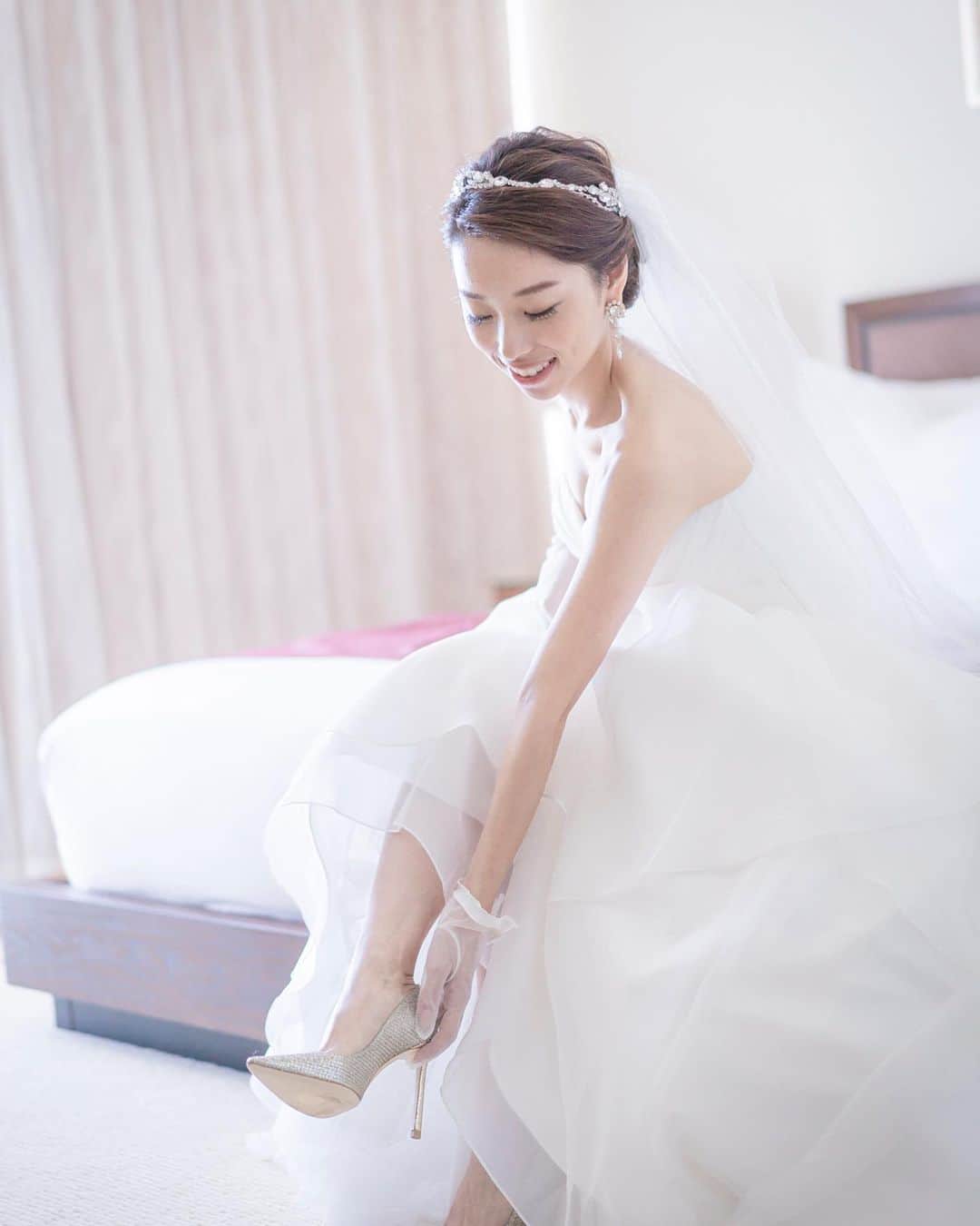 RealWeddingsのインスタグラム：「ドレスに合わせてお気に入りのウェディングシューズを♡ .  #ハワイ挙式#ハワイウェディング#ハワイ婚#リゾ婚#リゾ婚ハワイ#海外ウェディング#ハワイ結婚式#プレ花嫁#フォトウェディング#海外挙式#花嫁準備#日本中のプレ花嫁さんと繋がりたい#全国のプレ花嫁さんと繋がりたい#リゾートウェディング#2020秋婚#2020冬婚#2021春婚#結婚式準備﻿ #hawaii#wedding#instawedding#instaphoto#hawaiiwedding#hawaiiweddingplanner#realweddings_hawaii﻿ ﻿.  Planning:@realweddings_hawaii﻿ Photo:@iluminiphoto﻿ Hair&Make Up:@bilino_naoko﻿  @bilino_hairmake﻿」