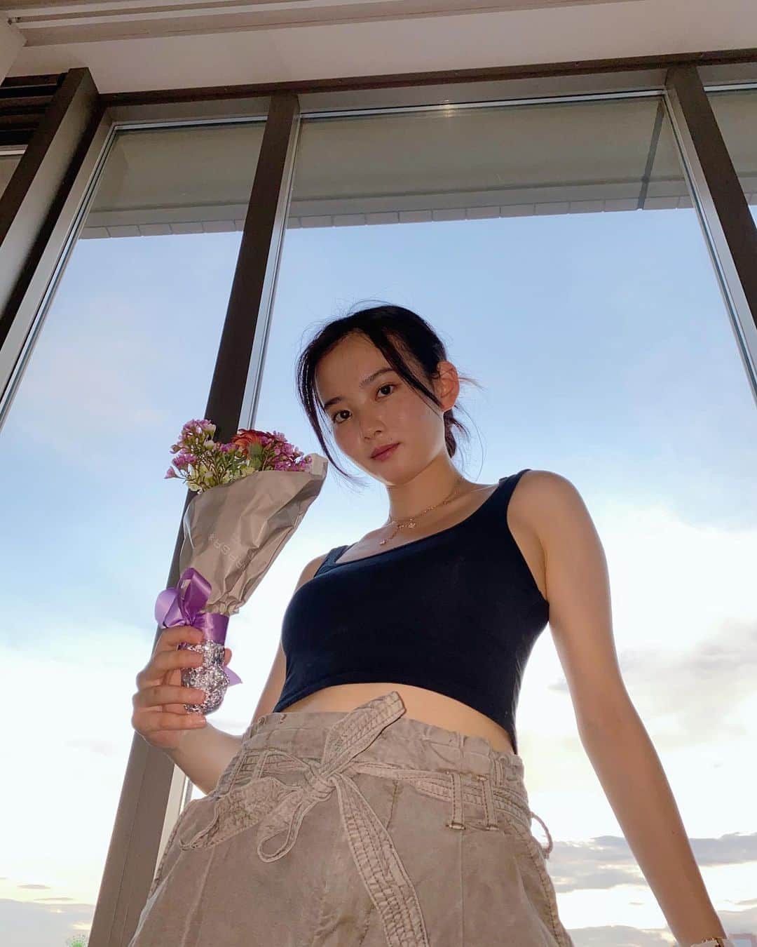 青山舞莉のインスタグラム：「𝐭𝐡𝐚𝐧𝐤 𝐲𝐨𝐮 𝐚𝐲𝐚𝐧𝐚 𝐟𝐨𝐫 𝐭𝐡𝐞 𝐛𝐞𝐚𝐮𝐭𝐢𝐟𝐮𝐥 𝐟𝐥𝐨𝐰𝐞𝐫𝐬 𝐚𝐧𝐝 𝐩𝐫𝐞𝐬𝐞𝐧𝐭. 𝐢 𝐥𝐨𝐯𝐞 𝐲𝐨𝐮 𝐟𝐨𝐫𝐞𝐯𝐞𝐫 𝐚𝐧𝐝 𝐚𝐥𝐰𝐚𝐲𝐬! @ayana.homma   お花大好きなの〜ってずっと言ってたらあやが誕生日にお花くれた💐本当に嬉しい。友達歴18年🤝ありがとう！ #ミーの毎日」