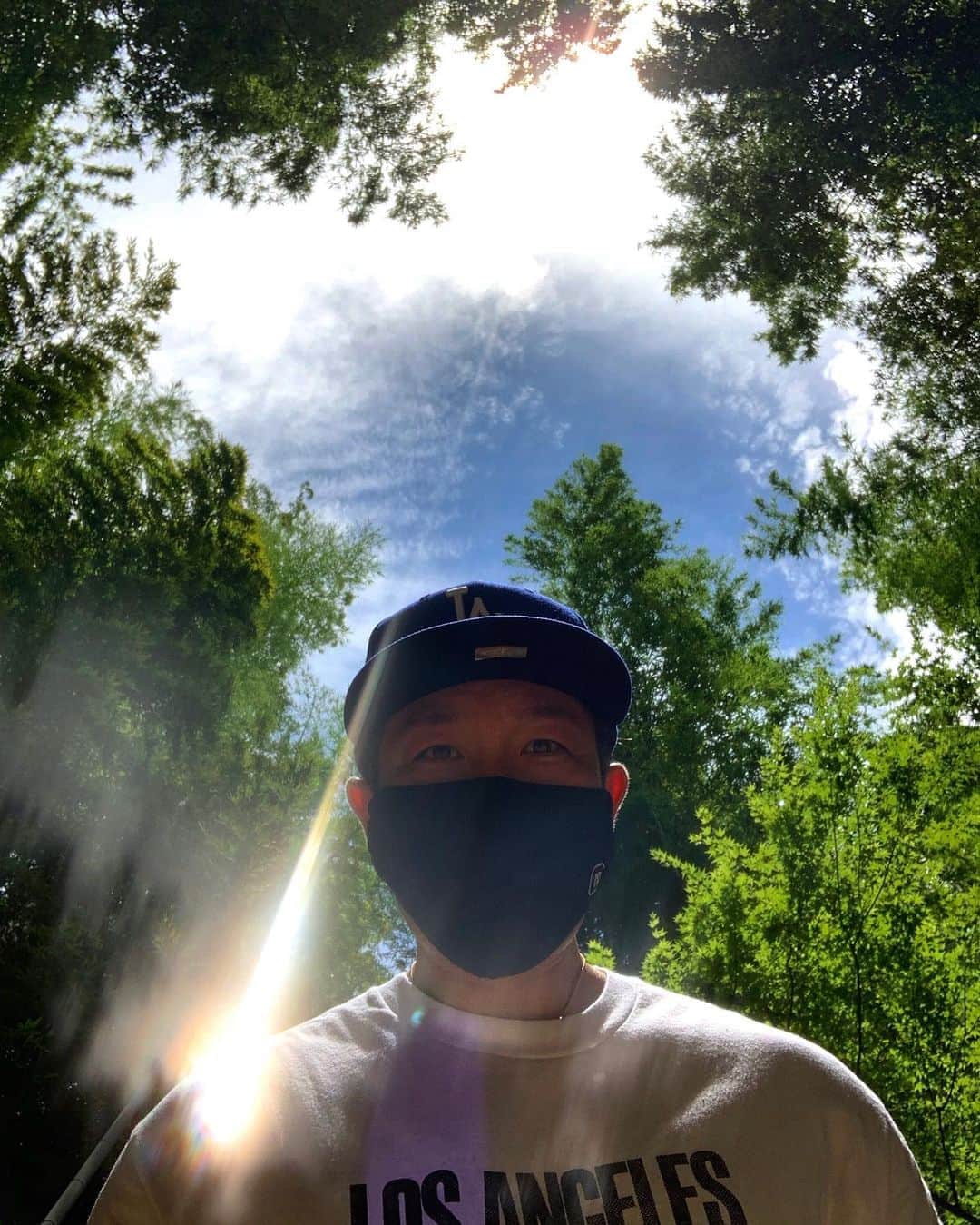 多村仁志さんのインスタグラム写真 - (多村仁志Instagram)「. #何この光 #光線 #beam #lightray #rayofsunlight #どこから来たの #神社お参り後 #竹林の中 #この撮影後 #勤続疲労の #右肩の痛みが無くなった #ような #spiritual #天からのエネルギー」8月12日 12時42分 - hit_tamu