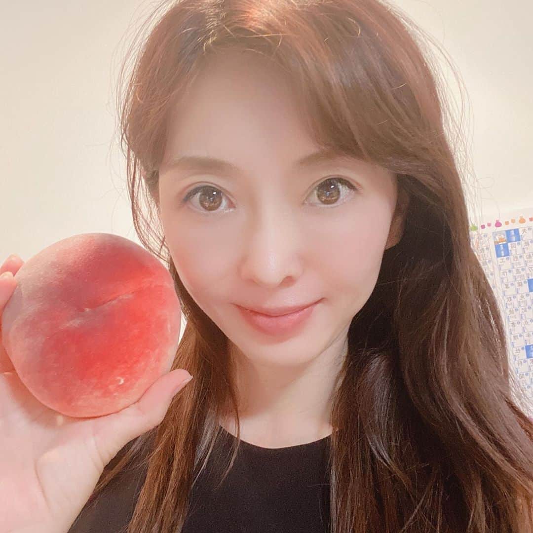 高村凛のインスタグラム：「すご〜く大きな桃🍑をいただきました💕💕 お盆暇してる子供達は大喜び❤️ ありがとうございます😊  #桃 #おみやげ」