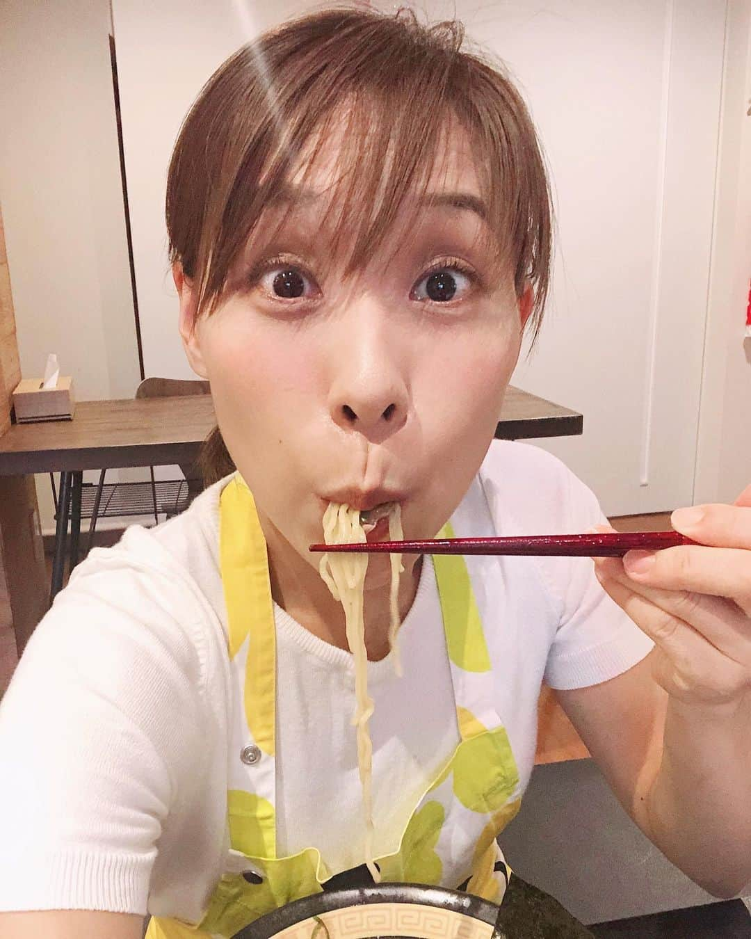 みきママさんのインスタグラム写真 - (みきママInstagram)「【ランチは1人即席ラーメンです！！】  ﻿ ﻿ 市販の即席ラーメンに即席チャーシューと即席味玉をのせて、チャーシュー麺です！！﻿ ﻿ ﻿ ﻿ ﻿ ﻿ ﻿ ﻿ 最近、チャーシューはにぎりません。炒めて、チャーシューの味付けをすれば十分です！！﻿ ﻿ ﻿ ﻿ ﻿ ﻿ ﻿ 味玉は麺つゆで一発です。7分茹でがベストです！！﻿ ﻿ ﻿ ﻿ ﻿ ﻿ ﻿ ﻿ 私、結構1人ごはんが好きです。1人で真剣に食べるのが好きでね。食べてる時は黙って食べます。でも話は聞いてます！！﻿ ﻿ ﻿ ﻿ ﻿ ﻿ ﻿ ﻿ 今日、子供達がいとこちゃんちから帰ってきます！！夜ご飯は何にしようかな？﻿ ﻿ ﻿ ﻿ ﻿ #みきママ　#ランチ　#チャーシュー麺　#即席　 ﻿#noodles」8月12日 12時48分 - mikimama_official