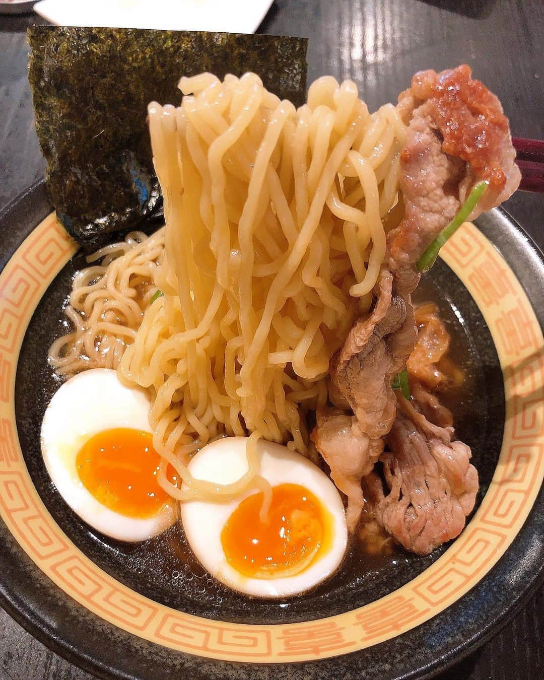 みきママさんのインスタグラム写真 - (みきママInstagram)「【ランチは1人即席ラーメンです！！】  ﻿ ﻿ 市販の即席ラーメンに即席チャーシューと即席味玉をのせて、チャーシュー麺です！！﻿ ﻿ ﻿ ﻿ ﻿ ﻿ ﻿ ﻿ 最近、チャーシューはにぎりません。炒めて、チャーシューの味付けをすれば十分です！！﻿ ﻿ ﻿ ﻿ ﻿ ﻿ ﻿ 味玉は麺つゆで一発です。7分茹でがベストです！！﻿ ﻿ ﻿ ﻿ ﻿ ﻿ ﻿ ﻿ 私、結構1人ごはんが好きです。1人で真剣に食べるのが好きでね。食べてる時は黙って食べます。でも話は聞いてます！！﻿ ﻿ ﻿ ﻿ ﻿ ﻿ ﻿ ﻿ 今日、子供達がいとこちゃんちから帰ってきます！！夜ご飯は何にしようかな？﻿ ﻿ ﻿ ﻿ ﻿ #みきママ　#ランチ　#チャーシュー麺　#即席　 ﻿#noodles」8月12日 12時48分 - mikimama_official