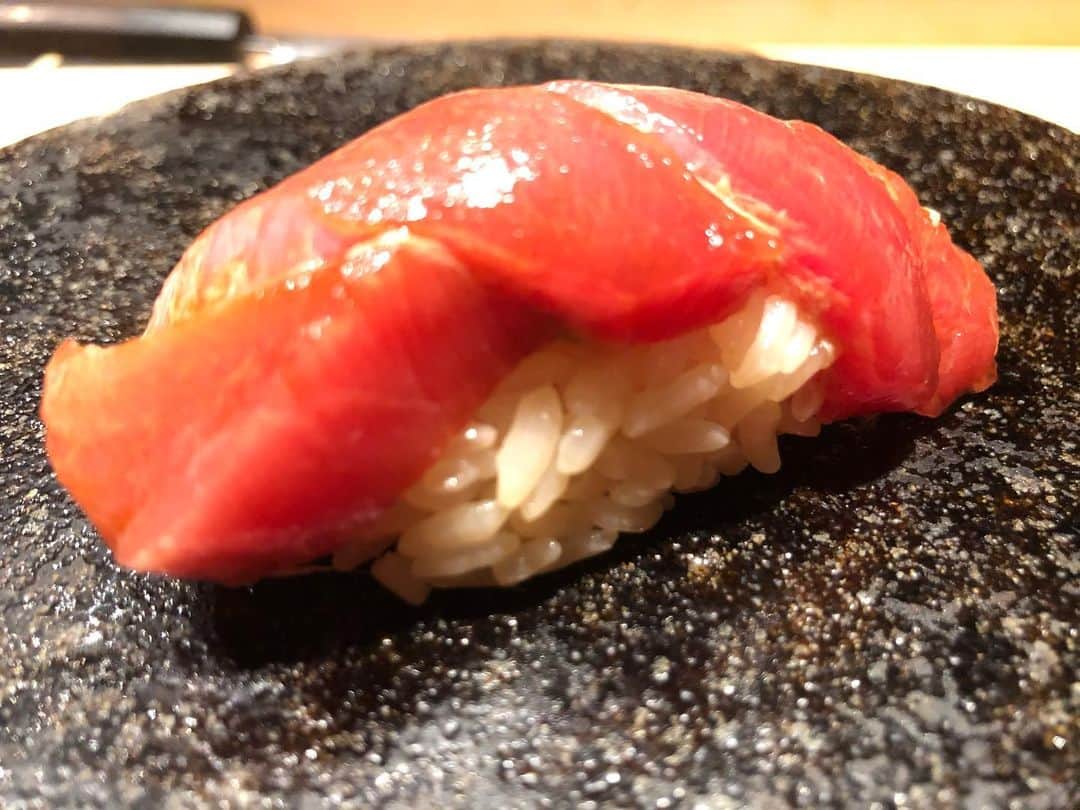 大沢文也のインスタグラム：「メッチャ美味しいお寿司屋さんへ  片岡さんご馳走様でした！ メッチャ美味しかったです😄 色々話せて楽しかった(^ ^)  #寿司 #sushi #すし #スシ #中トロ #いくら #ウニ #雲丹 #穴子」