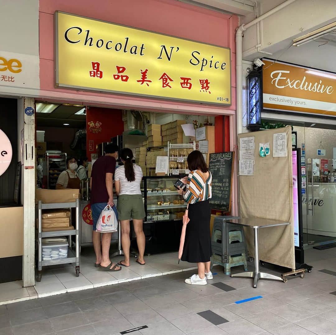 大西蘭さんのインスタグラム写真 - (大西蘭Instagram)「・ 日本人の間でも有名なマフィンのお店へ🧁 ・ 安くてびっくり❣️ ・ ６個から箱に入れるよ、って言われたから思わず６個購入笑。 ・ 甘過ぎず美味しかった❣️ ・ 食べ切れないから冷凍。少しずつ食べます😋 ・ ・ #chocolateandspice  #チョコレートアンドスパイス #シンガポール生活 #シンガポールお菓子」8月12日 12時49分 - onishiran