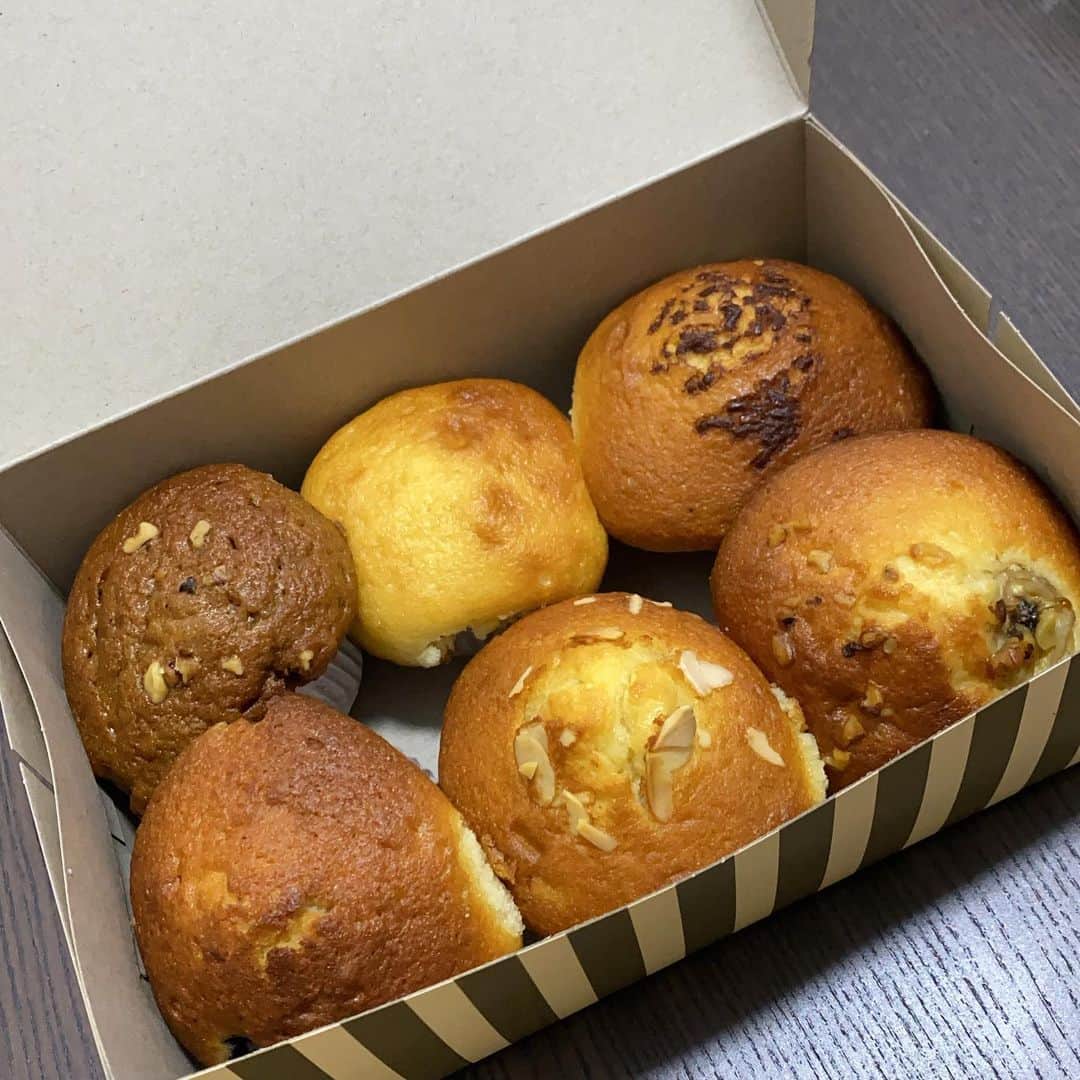 大西蘭のインスタグラム：「・ 日本人の間でも有名なマフィンのお店へ🧁 ・ 安くてびっくり❣️ ・ ６個から箱に入れるよ、って言われたから思わず６個購入笑。 ・ 甘過ぎず美味しかった❣️ ・ 食べ切れないから冷凍。少しずつ食べます😋 ・ ・ #chocolateandspice  #チョコレートアンドスパイス #シンガポール生活 #シンガポールお菓子」