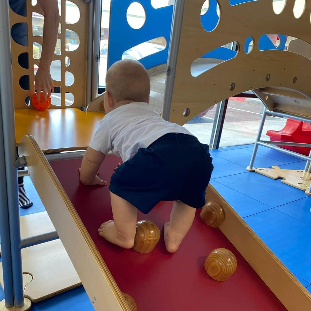 アラナ・ニコルズさんのインスタグラム写真 - (アラナ・ニコルズInstagram)「#proudmomma moment🥰 This little explorer went to his first @gymboree class today and although he started off a little shy he really opened up and had a blast! . Super cool to have an all padded jungle gym set up for him to be his rowdy little 1 year old self🤙🏼 . That’s all. Just love him🧡 @roytuscany」8月12日 12時59分 - alanathejane