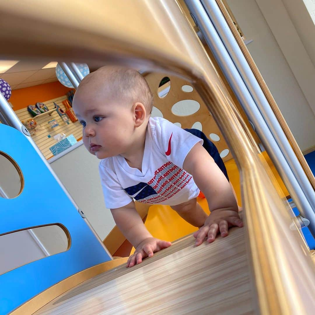 アラナ・ニコルズさんのインスタグラム写真 - (アラナ・ニコルズInstagram)「#proudmomma moment🥰 This little explorer went to his first @gymboree class today and although he started off a little shy he really opened up and had a blast! . Super cool to have an all padded jungle gym set up for him to be his rowdy little 1 year old self🤙🏼 . That’s all. Just love him🧡 @roytuscany」8月12日 12時59分 - alanathejane