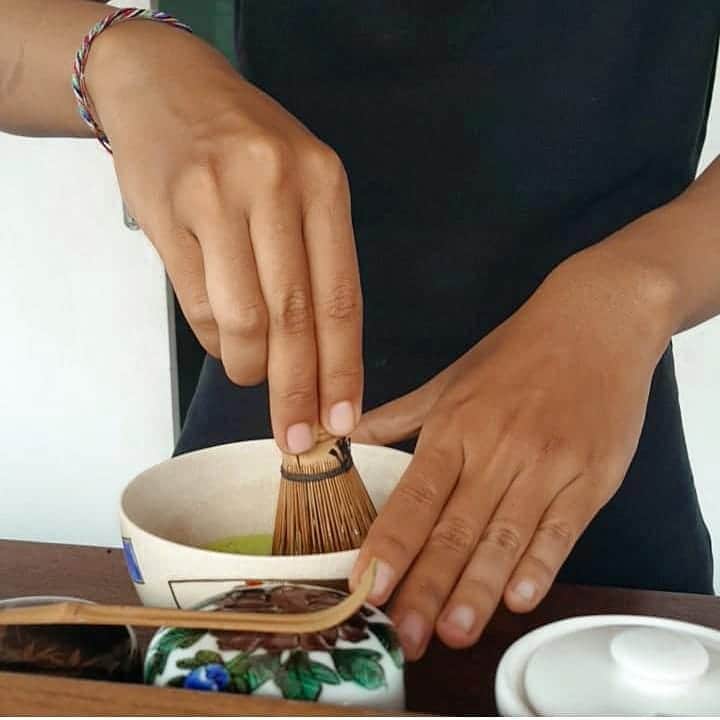 のインスタグラム：「The mindful,respectful, calm and openminded preparation is what makes matcha from a healthy drink to medicine for body and mind.  #toirowagashi 📸 @christhartono」
