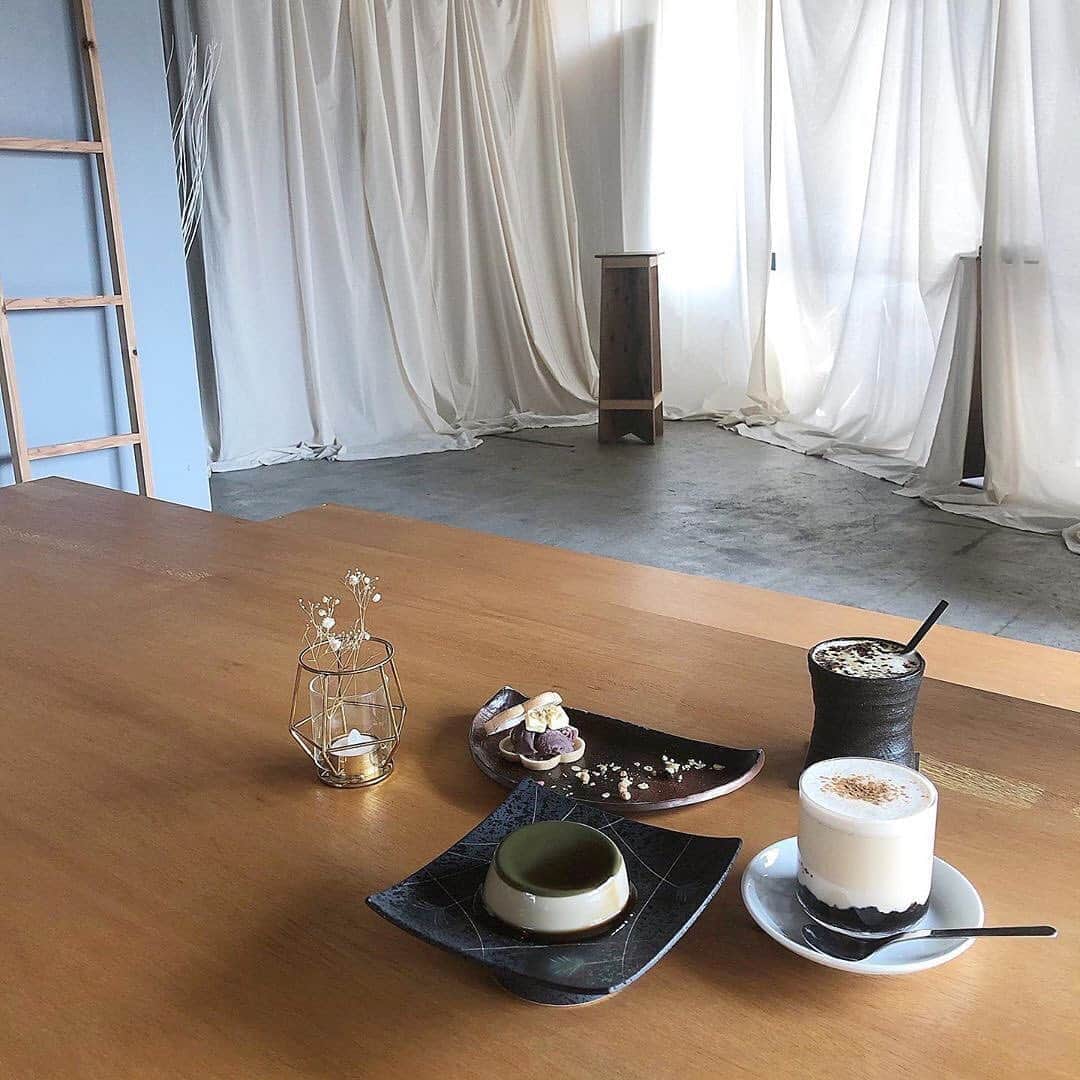 isutaさんのインスタグラム写真 - (isutaInstagram)「オーナーもコンセプトも空間もAIMAI⁉﻿ ﻿ ﻿ 福岡県博多市にある「AIMAI」は、韓国生まれ、ニュージーランド育ちのオーナーが営む、開放感溢れるカフェ。﻿ ﻿ ﻿ こちらでは、コーヒーをメインとしたおいしくリーズナブルで映えなドリンクや、健康と質にこだわり、厳選した高級素材を使用した最中（もなか）などがいただけます。﻿ ﻿ ﻿ フードの持ち込みや、ペット同伴もOKで、海外の都市型オープンスペースのようなお店。﻿ ﻿ ﻿ つい時間を忘れてしまう、無機質で広々とした空間でのんびり過ごしてみては？﻿ ﻿ ﻿ 【AIMAI】﻿ 住所：福岡県福岡市博多区博多駅前4-32-14 MSCビル 1F﻿ 営業時間：9:00～24:00﻿ 定休日：なし﻿ ﻿ ﻿ photo by﻿ @h._.ju2﻿ @a.maru_n﻿ @chiasystem﻿ @yu_ka.kj888﻿ ﻿ ﻿ #isuta #イスタ #isutapic﻿ #isutacafe #カフェ巡り #おしゃれカフェ﻿ #aimai #あいまい #福岡カフェ﻿ #福岡カフェ巡り #福岡グルメ #博多カフェ﻿ #博多カフェ巡り #博多グルメ ﻿ #cafestagram #カフェ #カフェ好き ﻿ #お洒落な人と繋がりたい﻿ #カフェ好きな人と繋がりたい」8月12日 13時05分 - isuta_jp