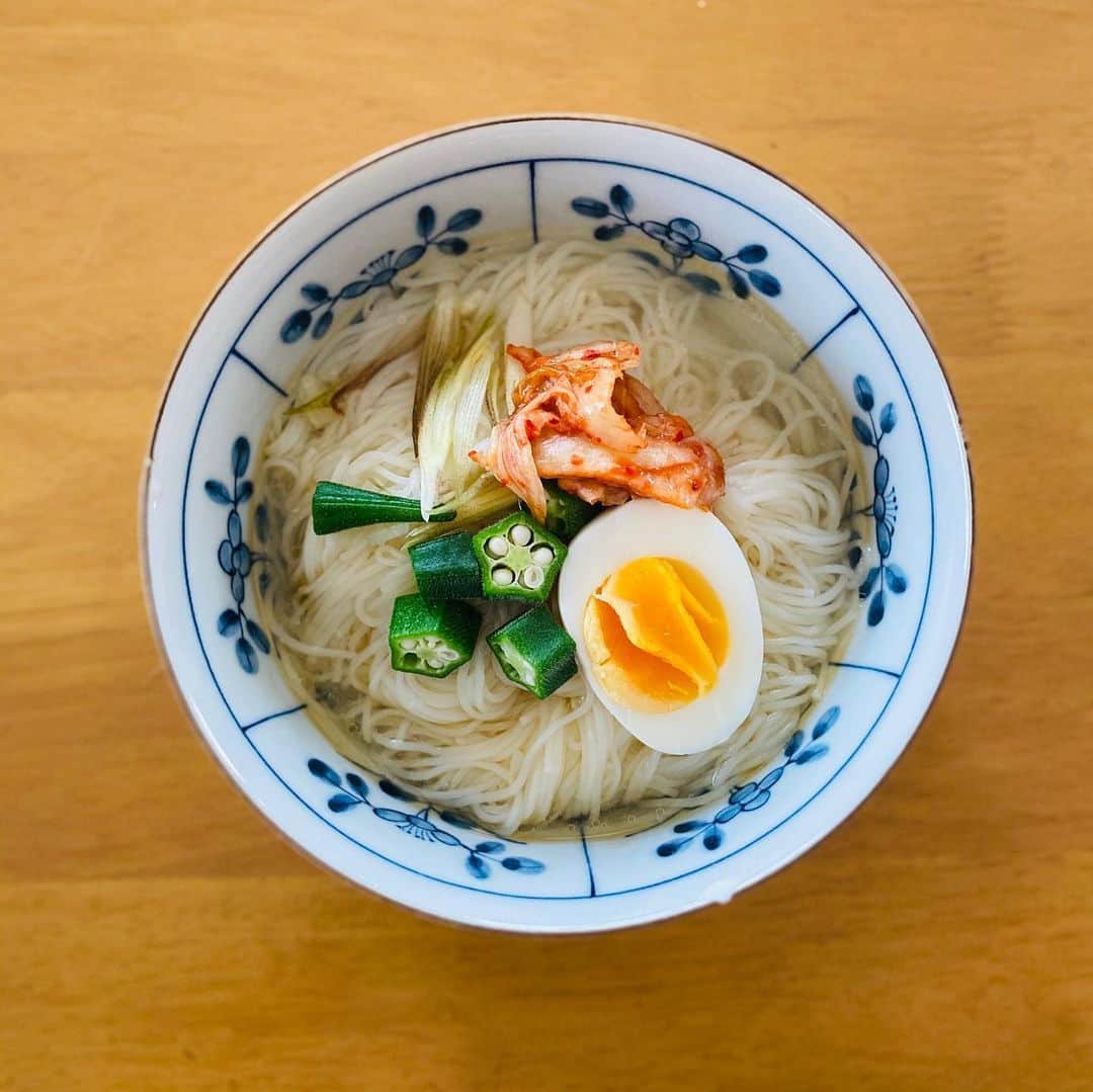 蒼山幸子さんのインスタグラム写真 - (蒼山幸子Instagram)「本日のおひる。 冷麺風のそうめん。 こういうときの ちょっとしたキムチって美味しい。 外はギンギラギンの太陽ですね。 熱中症には気をつけて 暮らしましょう。🕊」8月12日 13時06分 - sachiko_aoyama