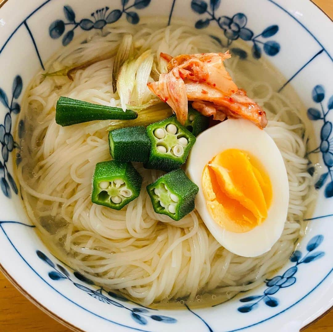 蒼山幸子さんのインスタグラム写真 - (蒼山幸子Instagram)「本日のおひる。 冷麺風のそうめん。 こういうときの ちょっとしたキムチって美味しい。 外はギンギラギンの太陽ですね。 熱中症には気をつけて 暮らしましょう。🕊」8月12日 13時06分 - sachiko_aoyama