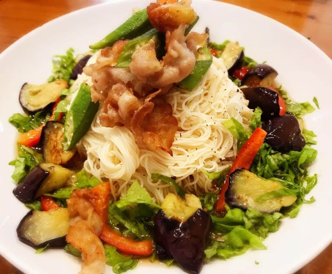 JIGEN のインスタグラム：「あまりに暑いので、夏野菜を使ったソーメンを作りました♪  #夏野菜 #そーめん #猛暑」