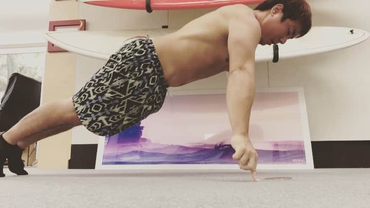 大野愛地のインスタグラム：「yo @bboyhongten ,I wanna do your finger freeze👇haha  #fingerstyle  #fingerfreeze」