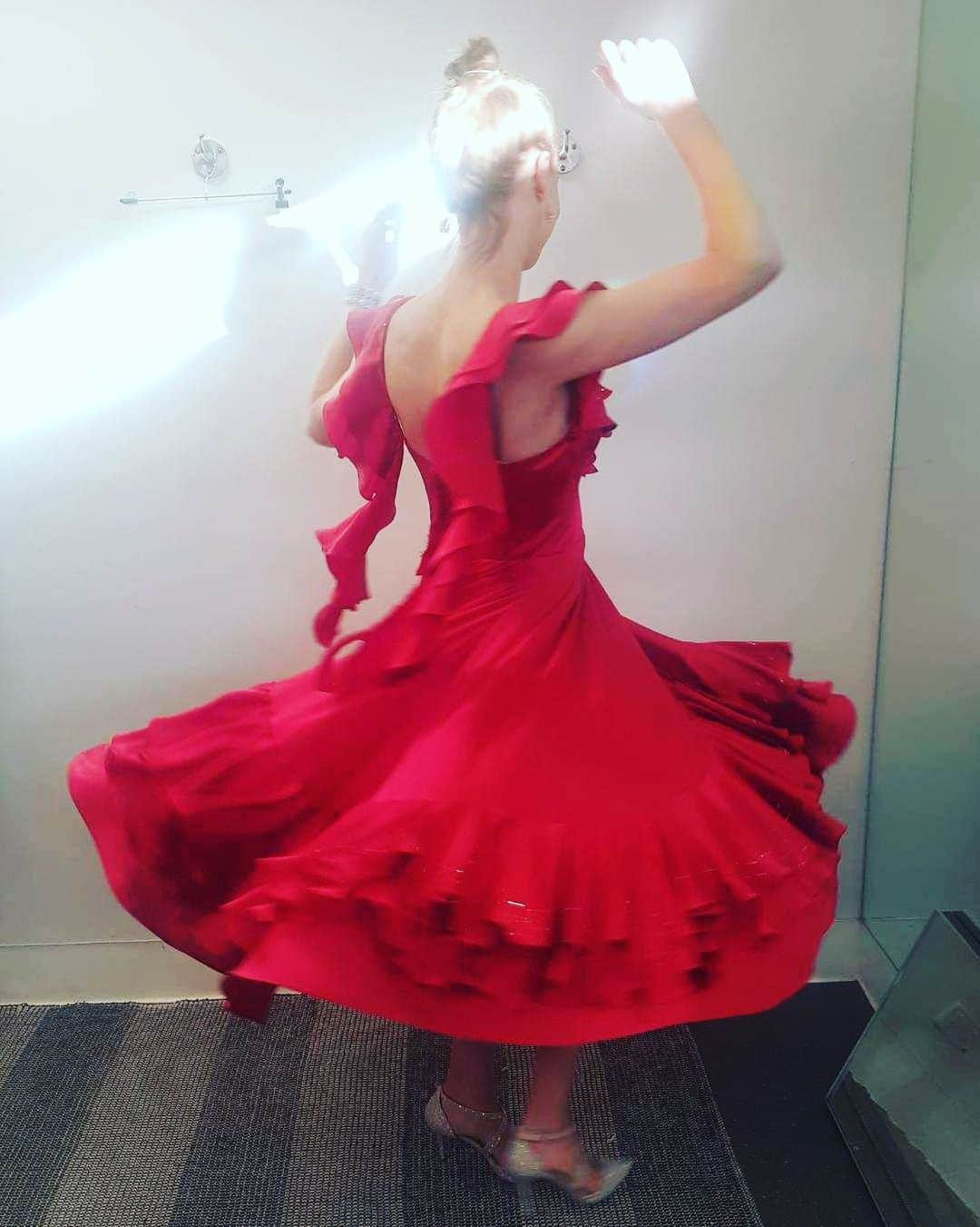 イヴォンヌ・ストラホフスキーさんのインスタグラム写真 - (イヴォンヌ・ストラホフスキーInstagram)「I always wanted to be that dancing lady emoji #statelesstv #netflix 💃🏼💃🏼💃🏼」8月12日 13時11分 - yvonnestrahovski