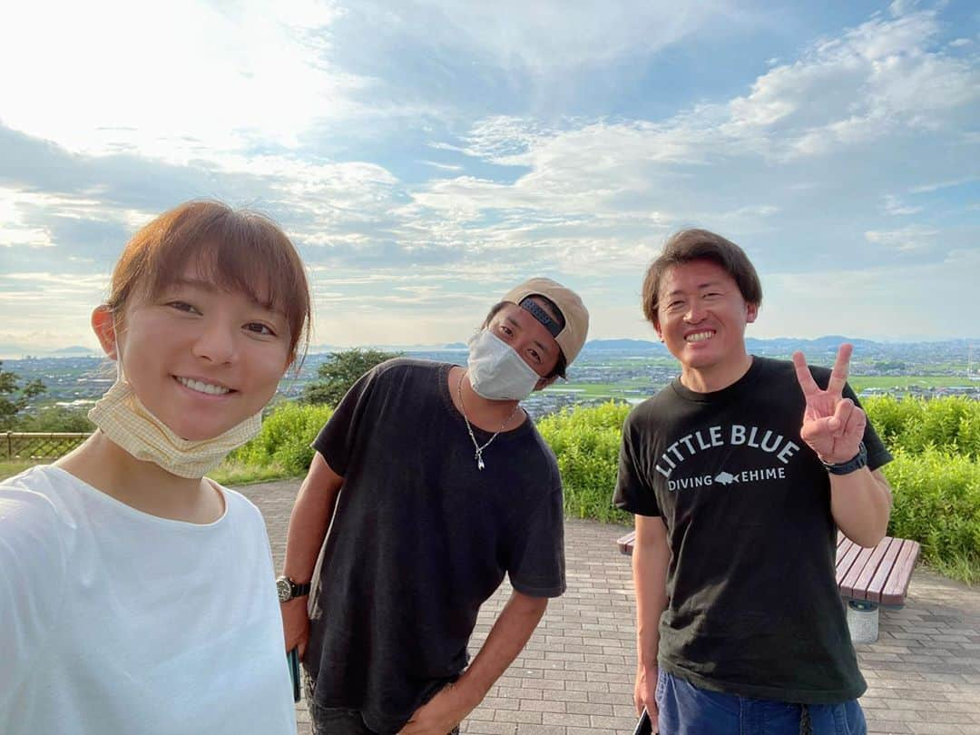 木村文乃さんのインスタグラム写真 - (木村文乃Instagram)「*** 少し前愛媛で潜ったときのこと。 帰りのSAでこの子み見つけ 買うかどうかとんでもなく悩んだ結果 買わずに帰ったところを ご一緒させて頂いたダイビングショップ #リトルブルーダイビング (@littlebluediving )の そうさんがショップオリジナルTシャツと共に 送ってきて下さって！！！ . すごく嬉しいーありがとうございます。 海を介するとみんなファミリーになれるから とっても楽しいんです。  伸ばした手の先が霞むような 中々衝撃的な海を 目の当たりにした貴重な時間でした。  #ダイビング#diving#diver #愛媛 県#リトルブルー#みきゃん ちゃん #水中カメラマン#鍵井靖章(@yasuaki_kagii )」8月12日 13時20分 - uminokimura_official