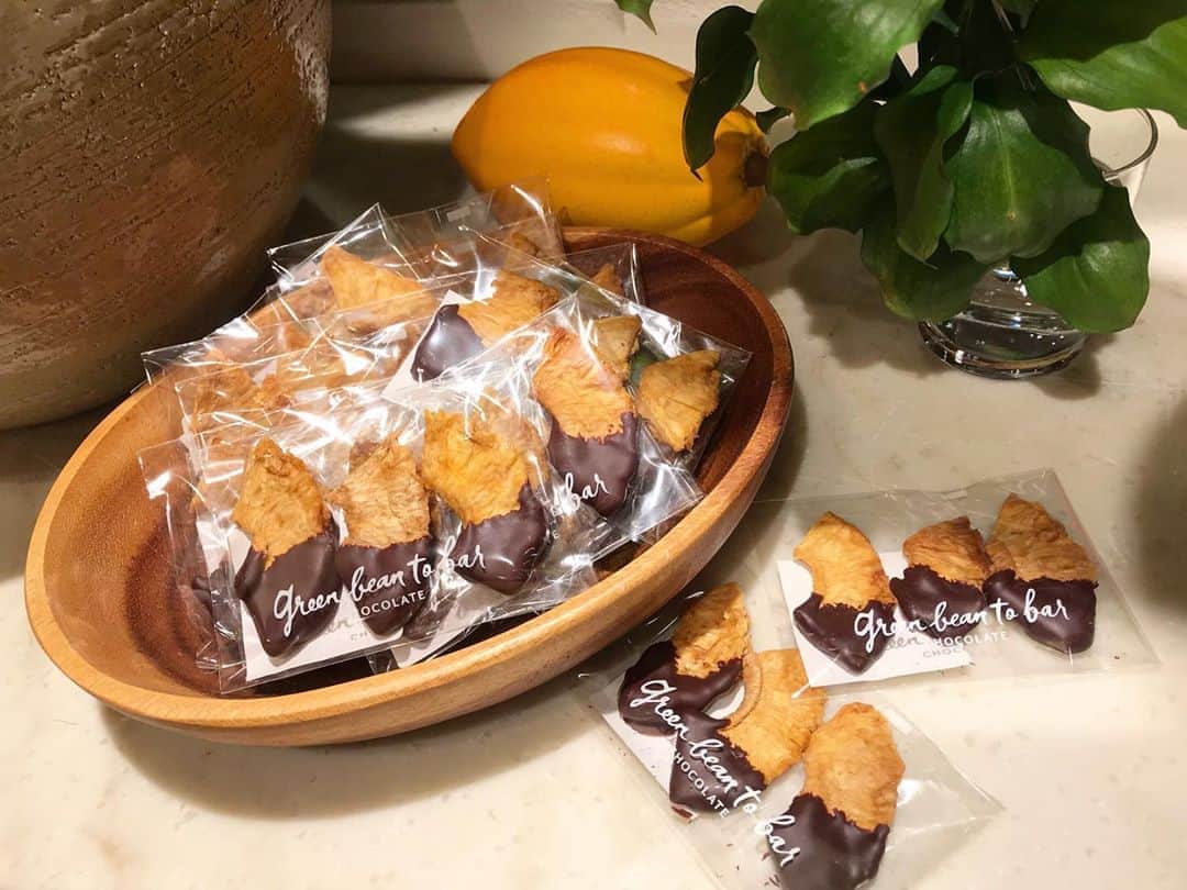 のインスタグラム：「⠀ ⠀ ⠀ とうとうポルテドゥショコラシリーズのパイナップルが中目黒店で販売開始です！ ⠀ （日本橋店は明日8/13、福岡店は8/15、京都店は8/16発売予定です） ⠀ ⠀⠀  ⠀ 夏らしく爽やかでジューシーなパイナップルにダークチョコレートをディップ。パインの甘くてフルーティーな味わいとダークチョコレートのカカオ感を一緒にお楽しみいただけます🍍 ⠀ ⠀ ⠀ ちょっとした贈り物や、自分へのご褒美にもぜひ！  ⠀ ⠀ ⠀  #greenbeantobarchocolate  #beantobar #japanesebeantobar #chocolat #chocolate #craftchocolate #allhandmade #nakameguro #tenjin #cacao #cafe#カカオ #グリーンビーントゥバーチョコレート #中目黒  #日本橋 #天神 #チョコレート #ビーントゥバー #カフェ #ボンボンチョコレート#京都新風館」