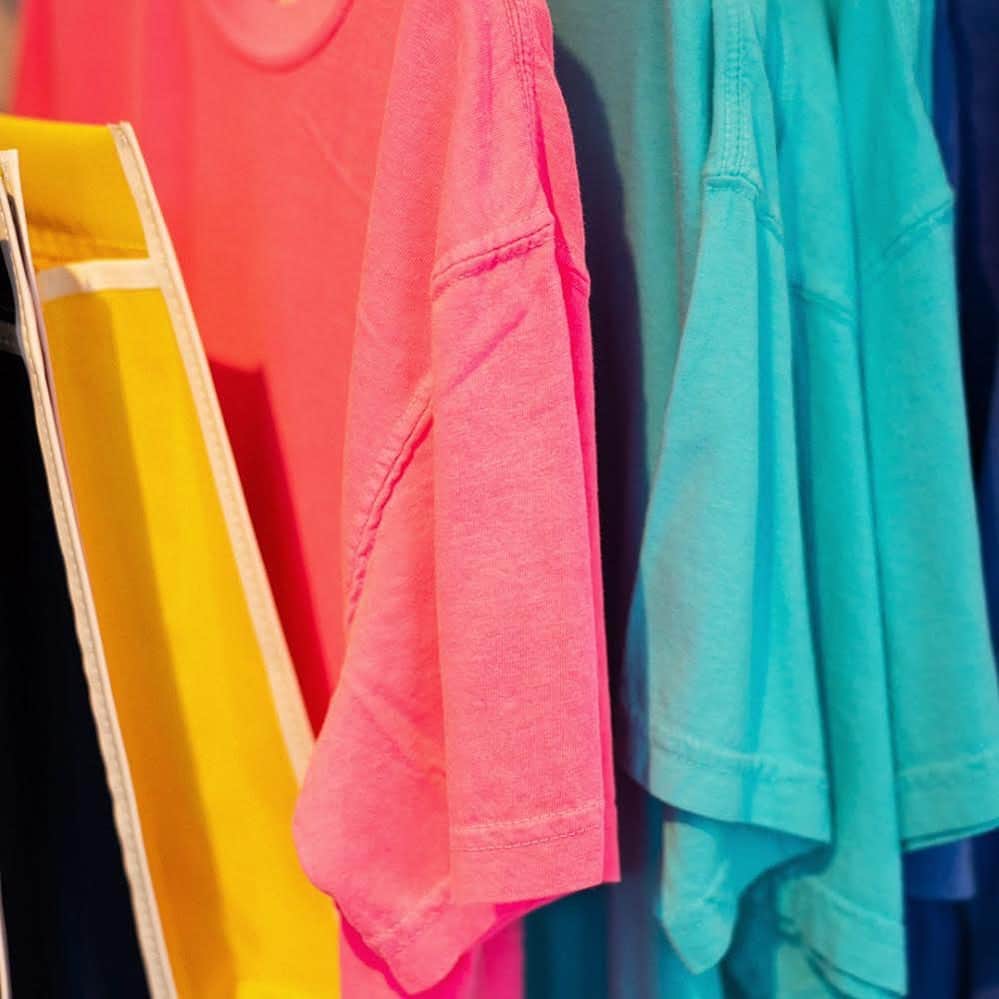 GEORGE'Sさんのインスタグラム写真 - (GEORGE'SInstagram)「・ 夏に着たくなるビビッドカラー。 〈Comfort Colors〉のTシャツは、コットン100%で丈夫で着やすく、洗濯機でジャブジャブ洗えます。 ユニセックスでゆったりとした作りなので、アウトドアにもおうち時間にも。 何枚持っていてもきっと大活躍なアイテムです。  #georges #ジョージズ」8月12日 13時12分 - georges_co_jp