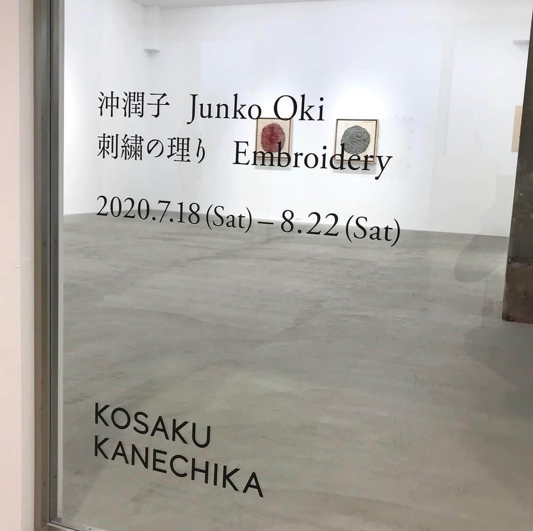 光野桃のインスタグラム：「『時間を主題として時を経た布や道具の懐に混ぜ込むように針目を重ねてきたが、進路を変える。 絶対的な時間が限られていることを知り、純粋に自身への責任を認識したためだ』  展覧会パンフレットで、作家は現在の心境をこう語っています。 沖潤子さんの展覧会『刺繍の理り』。 東品川のKOSAKU KANECHIKAにて、 あと8日となりました。  #沖潤子 #junkooki #kosakukanechika @wokyshoten  @kosakukanechika  #8月22日まで」
