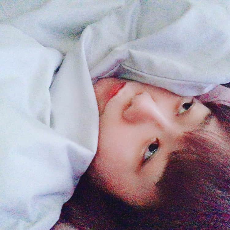白珠イチゴのインスタグラム：「自分の顔じゃないみたいだ。  #スッピン #すっぴん #セルフカラー  #寝起き  #寝起き女子」