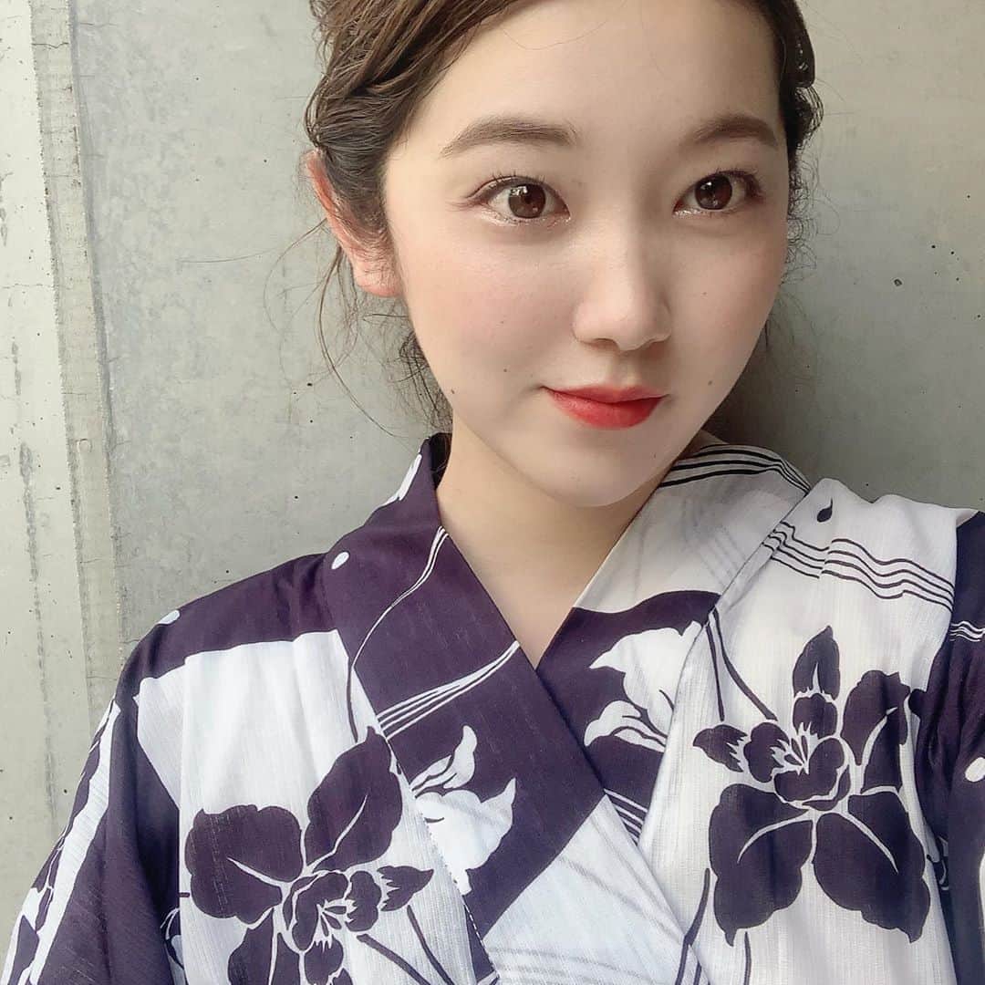 mina hinokuchiのインスタグラム：「. 浴衣LUNCHしたお休みの日 夏らしいこと出来て楽しい１日👘 この日は大人っぽい浴衣に合わせて 赤リップとシルバーメイク💄 . . #whoswhochico #salonbychico #フーズスーチコ　#chico_浴衣2020 #浴衣」