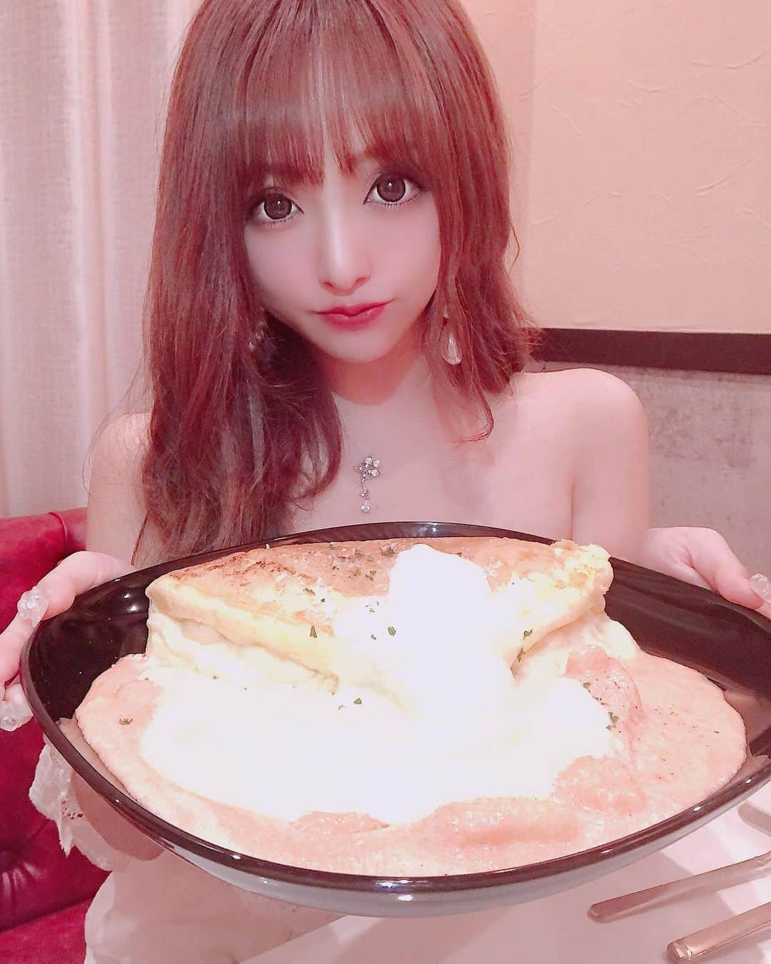 桜井莉菜さんのインスタグラム写真 - (桜井莉菜Instagram)「新宿のmeat＆cheese Ark 2nd 新宿店 @ark.2nd のスフレオムレツとシカゴピザ🍕💕 ずっと気になってて、 やっと行けた〜❤️😍❤️ ほんっと、チーズの大洪水🧀 チーズ好きにはたまらん🤪 スフレはフワフワというかトロトロ？いや、シュワシュワ？ 泡みたいに口の中に入れた瞬間消えてなくなる🤭✨ 初めての食感💗 とりあえず一度食べてみて欲しい！ あと、シカゴピザはね、 ピザの上のチーズというか、 もはやチーズのピザ味というか…🤣 もう口の中全部チーズでモチュモチュ😋本当に本当に幸せ感じた🤭 どっちもめっちゃくちゃ美味しかった😍 @ac_eyelash_raft の みほちゃん @ankh_miho の お誕生日もお祝い出来て良かった💗 いつもマツエクありがとね👀💓💓💓 チーズ好きな人、まじで超絶 オススメです🤩  #新宿#新宿グルメ#ピザ#新宿シカゴピザ#チーズ#シカゴピザ#スフレオムレツ#チーズ好き#pr#トリドリベース」8月12日 13時27分 - rina__sakurai