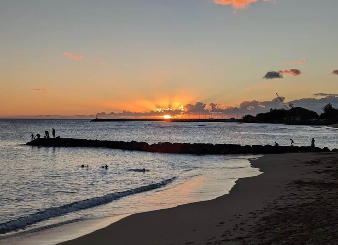 Honolulu Myohoji Missionさんのインスタグラム写真 - (Honolulu Myohoji MissionInstagram)「🌅 Beautiful sunset before 2nd quarantine started! Sitting down at beaches is not allowed for now in Oahu, but it probably a good time to focus on your inner self.   How do we do?  Just close your eyes with your spine uplight,  then inhale slowly  while your eyes gently closed. When you recognize your lungs are expanded, exhale slowly. It will be a great care for yourself. 💛 We are so thankful to essential workers! * * * * #ハワイ #ハワイ好きな人と繋がりたい  #ハワイだいすき #ハワイ好き #ハワイに恋して #ハワイ大好き #ハワイ生活 #ハワイ行きたい #ハワイ暮らし #オアフ島 #ホノルル妙法寺 #HawaiianAirlines #ハワイアン航空 #思い出　#honolulumyohoji #honolulumyohojimission #御朱印女子 #開運 #穴場 #パワースポット #hawaii #hawaiilife #hawaiian #luckywelivehawaii #hawaiiliving #hawaiistyle #hawaiivacation」8月12日 13時45分 - honolulumyohoji