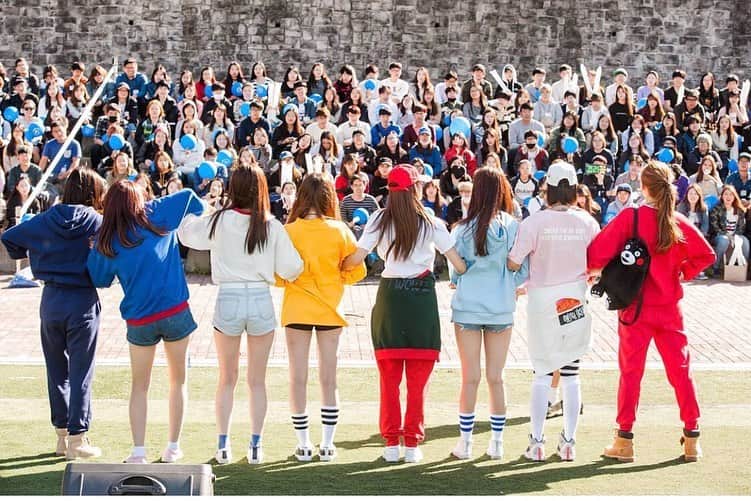 イユエリンのインスタグラム：「20대때 나의  친구였고 친언니였고 친동생이였고 가족이였다. 다음에 누군가 또 결혼하면 완전체 모일 수 있겠지? 누가 갈래?🤔보고싶으니까 빨리 한명 가 #축하해줘서고마워다들」