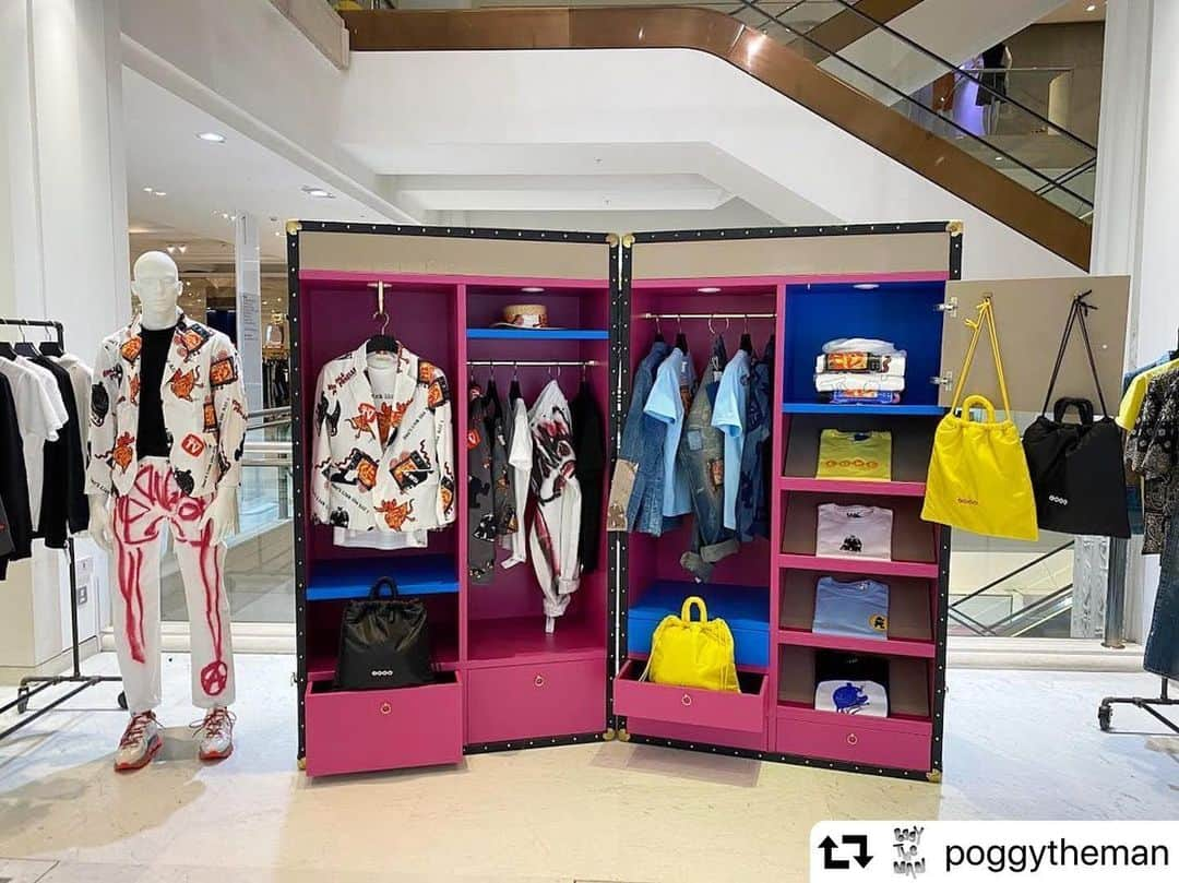 ファンダメンタルアグリーメントラグジュアリーのインスタグラム：「Hello London🇬🇧  #FDMTL @poggysbox is available @theofficialselfridges this week.  #repost @poggytheman ・・・ @poggysbox at @theofficialselfridges until end of this week🙏✨ ロンドンのセルフリッジズでのPOGGY’S BOX ポップアップは今週末までの開催です。」