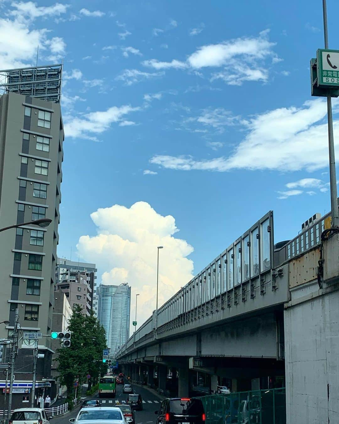 黒沢薫さんのインスタグラム写真 - (黒沢薫Instagram)「でっかい雲。 #beforework #clouds #sky #tokyo #イマソラ　#music #soul #rb #singer #lovelife #instaview #instagood」8月12日 13時58分 - kaorukurosawa_lovelife