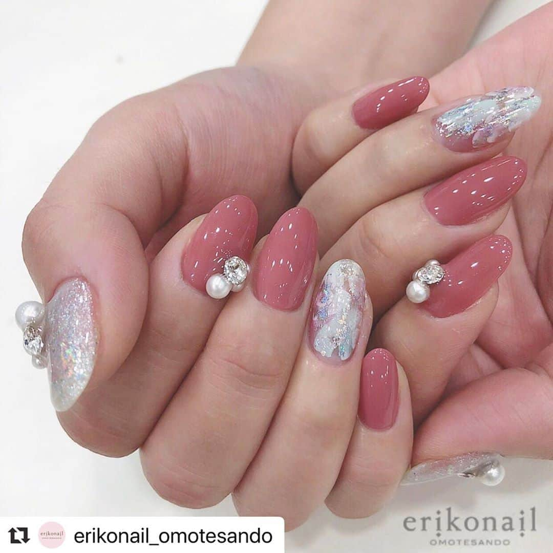 黒崎えり子さんのインスタグラム写真 - (黒崎えり子Instagram)「#Repost @erikonail_omotesando with @make_repost ・・・ 暑い日が続いているので、ミラーやキラキラなフィルム・ホイルが人気です🤩💎 ・ OMOTESANDO  永井 ・  erikonail  OMOTESANDO ・ *･゜ﾟ･*:.｡..｡.:*･*:.｡. .｡.:*･゜ﾟ･* 平日11:00〜21:00 土日祝10:00〜19:00 ご新規様20%オフ✨ 表参道駅から徒歩1分 全席7席ソファ席なのでゆったりとお過ごしいただけます♡ 個室もございます 皆様のご来店お待ちしております♡  #erikonail #エリコネイル #エリコネイル表参道 #erikonail永井優美 #ジェルネイル #シェルネイル #ワンカラー #nail#nails#nailart #naildesign#gelnail#gel #morecouture #モアジェル#ネイルスクール #シンプルネイル #夏ネイル #네일#젤네일#美甲師#美甲 #ネイルケア #黒崎えり子 #ホイルネイル#キラキラネイル #jna認定ネイルサロン #表参道ネイルサロン #黒崎えり子ネイルビューティカレッジ」8月12日 14時12分 - erikonail