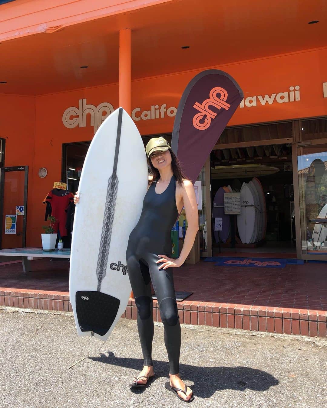 岡部亜紀のインスタグラム：「海水が冷たいからロングジョンがちょうどいい😙🎶小波だから板は、ホバークラフトのEPSをチョイス❗️ @bewet_water_suits  @chp_surfers  #surfergirl  #summer  #波乗り女子 #ホルターネック #ロングジョン #大人はラバー #blackbeauty」