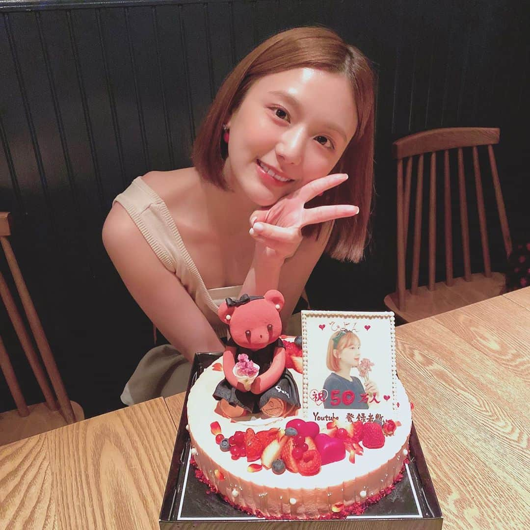 ひよんさんのインスタグラム写真 - (ひよんInstagram)「🧸🎀🎂❤️ ㅤㅤㅤㅤㅤㅤㅤㅤㅤㅤㅤㅤㅤ Youtube登録者数50万人を お祝いしてもらった日🥰💞 ケーキ可愛すぎなの🥺🎂 ひよんとお揃いのお洋服きてる😍 メロンとイチゴのショートケーキ美味しかった😋💓 ㅤㅤㅤㅤㅤㅤㅤㅤㅤㅤㅤㅤㅤ ケーキは @louange_tokyo のだよ❤️ いつも可愛くて美味しいケーキ、 ありがとうございます🥺💓💓💓 ㅤㅤㅤㅤㅤㅤㅤㅤㅤㅤㅤㅤㅤ #youtube #louangetokyo #roppongicake #cake #꾸안꾸 #유튜브 #케이크 #롯폰기 #희영 #ひよんちゃんねる #ユーチューブ #ルワンジュ東京 #六本木ケーキ #ひよん」8月12日 14時07分 - cchan_fee4