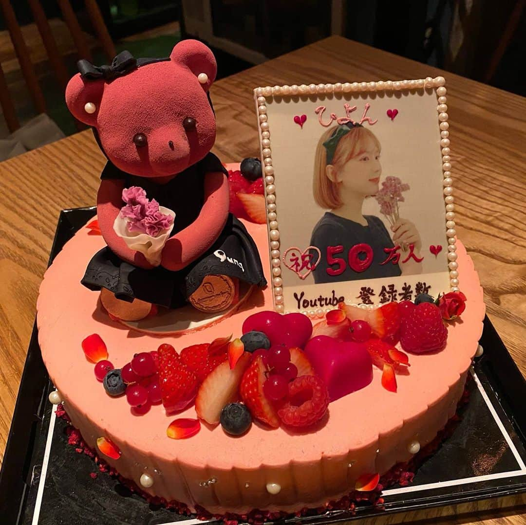 ひよんさんのインスタグラム写真 - (ひよんInstagram)「🧸🎀🎂❤️ ㅤㅤㅤㅤㅤㅤㅤㅤㅤㅤㅤㅤㅤ Youtube登録者数50万人を お祝いしてもらった日🥰💞 ケーキ可愛すぎなの🥺🎂 ひよんとお揃いのお洋服きてる😍 メロンとイチゴのショートケーキ美味しかった😋💓 ㅤㅤㅤㅤㅤㅤㅤㅤㅤㅤㅤㅤㅤ ケーキは @louange_tokyo のだよ❤️ いつも可愛くて美味しいケーキ、 ありがとうございます🥺💓💓💓 ㅤㅤㅤㅤㅤㅤㅤㅤㅤㅤㅤㅤㅤ #youtube #louangetokyo #roppongicake #cake #꾸안꾸 #유튜브 #케이크 #롯폰기 #희영 #ひよんちゃんねる #ユーチューブ #ルワンジュ東京 #六本木ケーキ #ひよん」8月12日 14時07分 - cchan_fee4