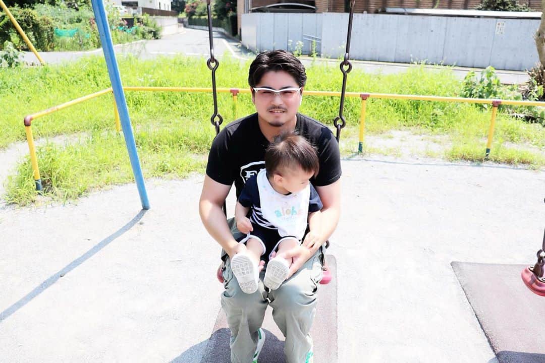 Momoeのインスタグラム：「. .  この日はパパとはじと 3人で公園に行ったんだぜ☺️💓 いちゅも遊んでくれて ありがとうな🥰 . . #happy #家事 #育児 #family #家族 #boy #smile #男の子 #息子 #code #love #lucky #kids #子供 #thankyou #宝物 #ベビー #fashion #follow #心 #縁 #パパ #ママ #家族写真 #男の子ママ #赤ちゃん写真 #photo #子育て #1歳 #flower」