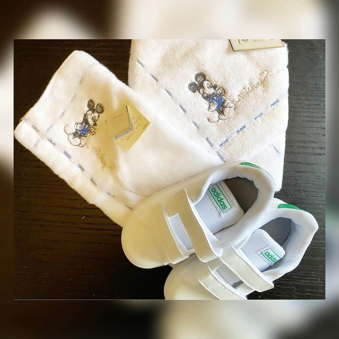 Momoeのインスタグラム：「. .  聡子からプレゼント🥺🎁❤️❤️ みよにってありがとう😭❤️❤️❤️ めっちゃ可愛い〜🥺‼️ 靴もタオルも大事にするね💓 タオルは洗濯中以外は 常にバッグに入ってます❤️（笑） フワッフワで気持ちいいの〜🥰 本当にありがとう❤️❤️ 聡子ひでさんゆじゅ会いたいな〜❤️ . . #happy #家事 #育児 #family #家族 #boy #smile #男の子 #息子 #code #love #lucky #kids #子供 #thankyou #宝物 #ベビー #fashion #follow #心 #縁 #パパ #ママ #家族写真 #男の子ママ #赤ちゃん写真 #photo #子育て #1歳 #flower」
