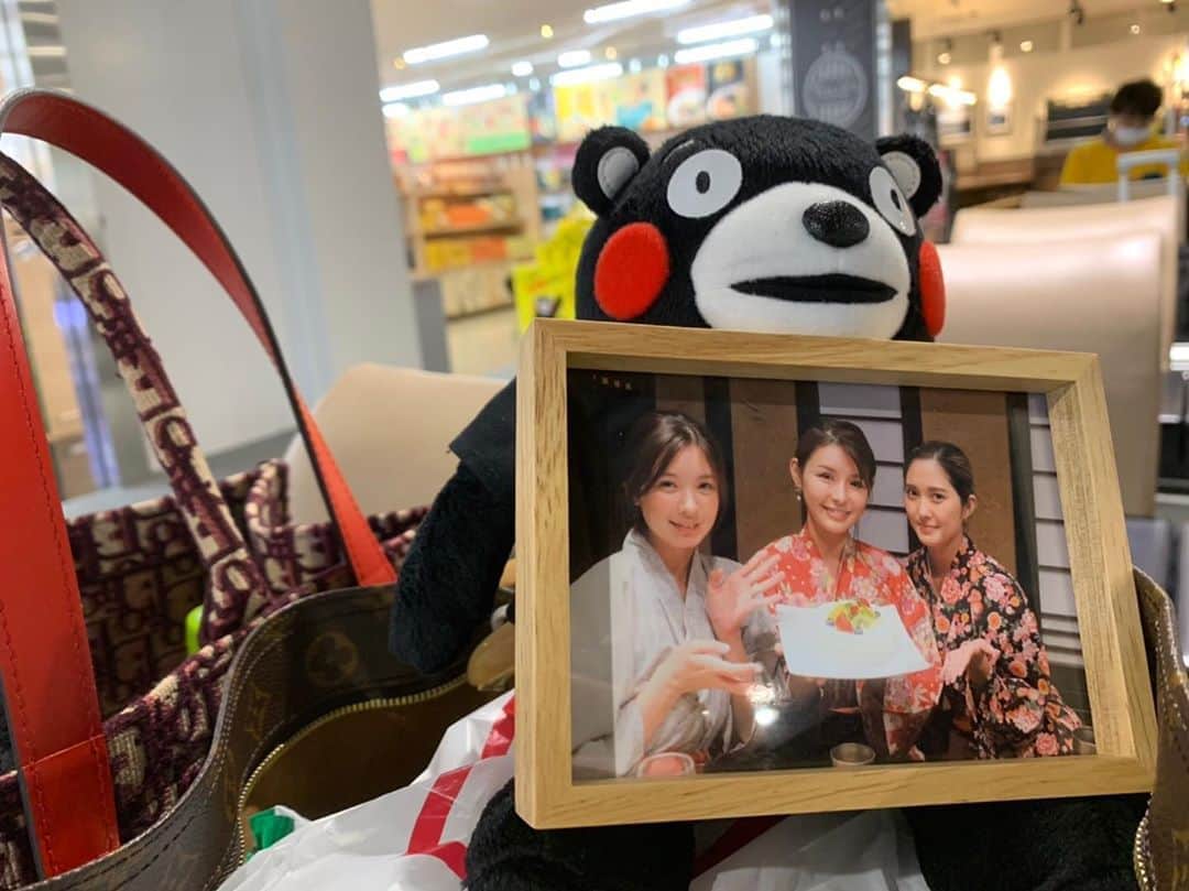 のインスタグラム：「さて旅行postも一旦終了。 これはみこぴが空港で撮った一枚 最後の2枚が私の好きな写真です。 今年も大好きなふたりと旅行出来たことに感謝します。 いつも子供みたいに仲良くしてくれて写真撮っても真ん中に入れてくれて悩んだ時も話を聞いてくれて 出会えてよかったふたり。 ありがとう💓  写真をたくさんアーカイブに残しておきました。 来年✈️カンパ💰お待ちしてます笑  どぅぴどぅぴどぅぴどぅ〜🎵  #skm #trip #girlstravel #タビジョ　#tripgram  #photography #旅行　#熊本 #温泉旅行　#豪華 #贅沢旅　#2020 #socialdistance #post #✈️」