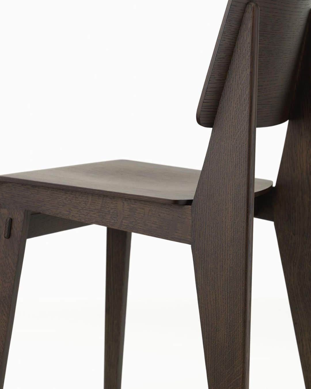 Vitra Japanさんのインスタグラム写真 - (Vitra JapanInstagram)「ジャン・プルーヴェによる唯一の全木製の椅子「シェーズ トゥ ボワ」﻿ ﻿ フランスの建設家、ジャン・プルーヴェが手掛けたシェーズトゥボワは、彼の代表作であるスチールと木材でできた「スタンダード」と良く似たデザインです。第二次世界大戦中の金属不足の影響を受け、フランス語でオールウッドチェアという意味を持つ名前の通り、木材のみでできています。 後部フレームと座面が結合する点に負荷重量がかかるため、後脚を兼ねた頑丈なフレームで補強、全体への荷重を支えるという極めて合理的な考えに基づいています。また、フランスでは、船や大聖堂の屋根にオーク材が使われることが多く、椅子の材料として、硬さと強度が十分なオーク材を材料としています。ヴィトラから初めて復刻を果たすシェーズトゥボワは、ネジを使わない1941年のデザインを忠実に再現し、大きさや座面の高さは現代の暮らしに合わせて調節し、ナチュラルオークとダークオークの2色で展開します。本日よりArtek Tokyo Store で先行展示、9月12日(土)より全国のヴィトラパートナーショップにて発売開始します。﻿ ﻿ #Vitra #VitraJapan #VitraClassicsPopUp #JeanProuve #ChaiseToutBois #Artek #ArtekTokyo﻿ #ヴィトラ #ヴィトラジャパン #ジャンプルーヴェ #プルーヴェ #プルーヴェの木製椅子 #シェーズトゥボワ #チェア #ミッドセンチュリー #インテリア #季節を楽しむ #暮らしを楽しむ #アルテック」8月12日 14時30分 - vitra_japan
