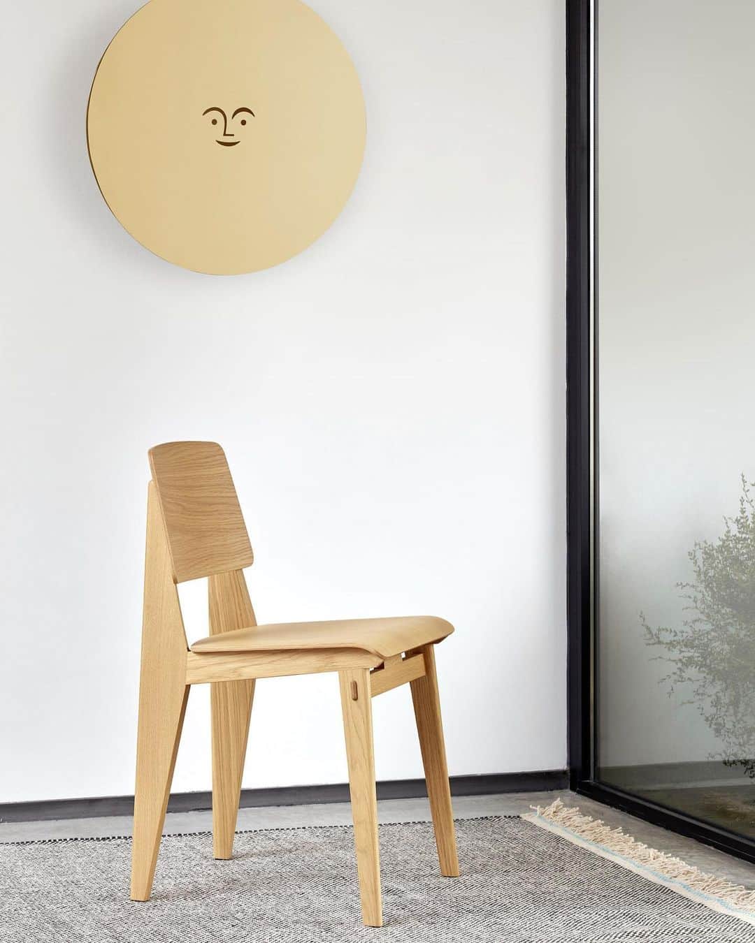 Vitra Japanさんのインスタグラム写真 - (Vitra JapanInstagram)「ジャン・プルーヴェによる唯一の全木製の椅子「シェーズ トゥ ボワ」﻿ ﻿ フランスの建設家、ジャン・プルーヴェが手掛けたシェーズトゥボワは、彼の代表作であるスチールと木材でできた「スタンダード」と良く似たデザインです。第二次世界大戦中の金属不足の影響を受け、フランス語でオールウッドチェアという意味を持つ名前の通り、木材のみでできています。 後部フレームと座面が結合する点に負荷重量がかかるため、後脚を兼ねた頑丈なフレームで補強、全体への荷重を支えるという極めて合理的な考えに基づいています。また、フランスでは、船や大聖堂の屋根にオーク材が使われることが多く、椅子の材料として、硬さと強度が十分なオーク材を材料としています。ヴィトラから初めて復刻を果たすシェーズトゥボワは、ネジを使わない1941年のデザインを忠実に再現し、大きさや座面の高さは現代の暮らしに合わせて調節し、ナチュラルオークとダークオークの2色で展開します。本日よりArtek Tokyo Store で先行展示、9月12日(土)より全国のヴィトラパートナーショップにて発売開始します。﻿ ﻿ #Vitra #VitraJapan #VitraClassicsPopUp #JeanProuve #ChaiseToutBois #Artek #ArtekTokyo﻿ #ヴィトラ #ヴィトラジャパン #ジャンプルーヴェ #プルーヴェ #プルーヴェの木製椅子 #シェーズトゥボワ #チェア #ミッドセンチュリー #インテリア #季節を楽しむ #暮らしを楽しむ #アルテック」8月12日 14時30分 - vitra_japan