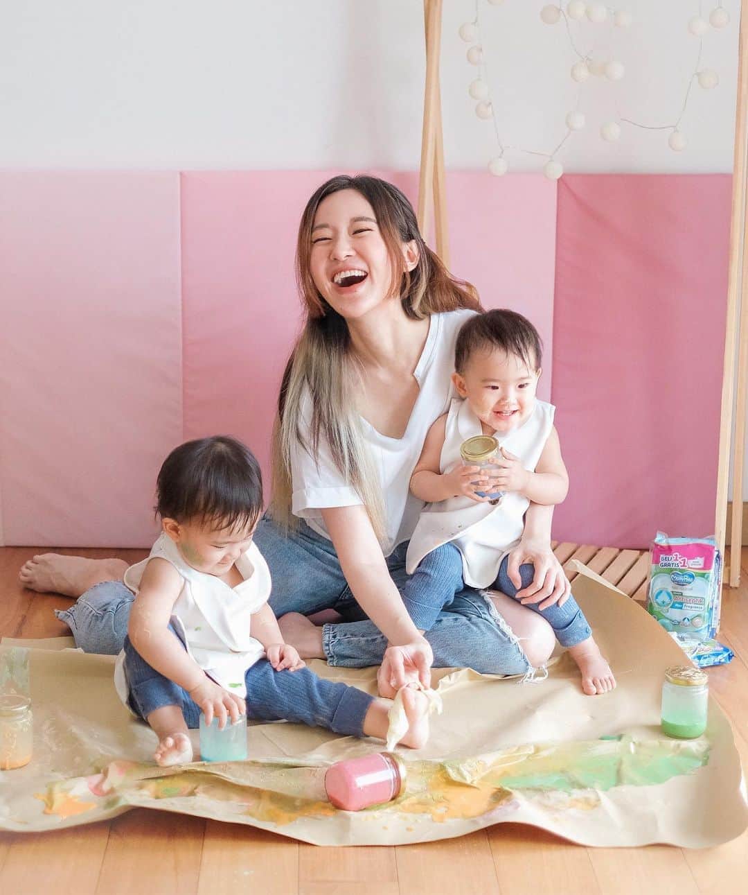 ジェシカ・ヤマダのインスタグラム：「Keseruan kemarin ‘melukis’ bersama 🎨⁣ Arwen Arya belum mulai aja udah excited banget liat jar isi ‘cat’ warna-warni, dan begitu dibuka… woahhh langsung lah mereka seru sendiri ‘melukis’ pakai tangan, kaki, di kertas, baju, wajah 🤣🌈 Aku masih perlu belajar lagi nih sensoric traning @jessbebes, karena selain fun, permainan yang menggunakan panca indera seperti ini juga bagus banget lho untuk koordinasi otak dan motorik anak. 🙆‍♀️⁣ ⁣ Nah, sehabis main (kalau lagi asik main, sebaiknya jangan diinterupsi ya, nanti mereka jadi merasa ada yang ‘salah’ dan itu bisa membatasi kreativitas mereka 🙏), aku bersihin wajah, tangan, kaki mereka pakai baby wipes dari MamyPoko inii.⁣ ⁣ Biasa kalau mereka ganti popok juga aku pakainya ini, karena dia tuh kadar airnya lebih banyak dari tisu basah lain yang pernah aku coba, dan dia non-alkohol, tapi tetap bisa bunuh kuman karena ada antiseptic alaminya yaitu dari ekstrak green tea. 🦠🙅‍♀️🌱 Formulasinya pun dari Jepang, and we all know how trustworthy Japanese goods are.⁣ ⁣ Btw, @mamypokoid lagi ada review competition MamyPoko Baby Wipes Antiseptic dengan total hadiah untuk 50 orang pemenang! 🤩 Kalau mau beli produknya, bisa beli online atau di Indomart / Alfamart terdekat ya. 😘#BersihMaksimalKumanGoodbye⁣ ⁣ #lifewithtwins #jessbebes #17monthsold #twingirls⁣」