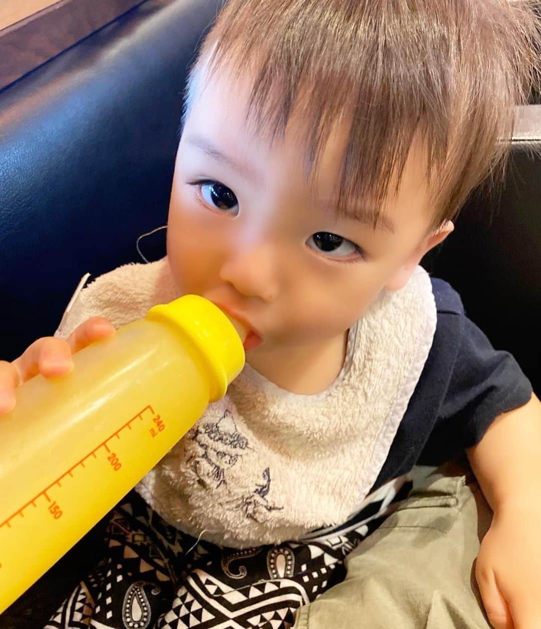 Momoeのインスタグラム：「. .  パパにくっつき虫🐛 2枚目のまつげの長さは異常。 （褒め言葉） . . #happy #家事 #育児 #family #家族 #boy #smile #男の子 #息子 #code #love #lucky #kids #子供 #thankyou #宝物 #ベビー #fashion #follow #心 #縁 #パパ #ママ #家族写真 #男の子ママ #赤ちゃん写真 #photo #子育て #1歳 #flower」