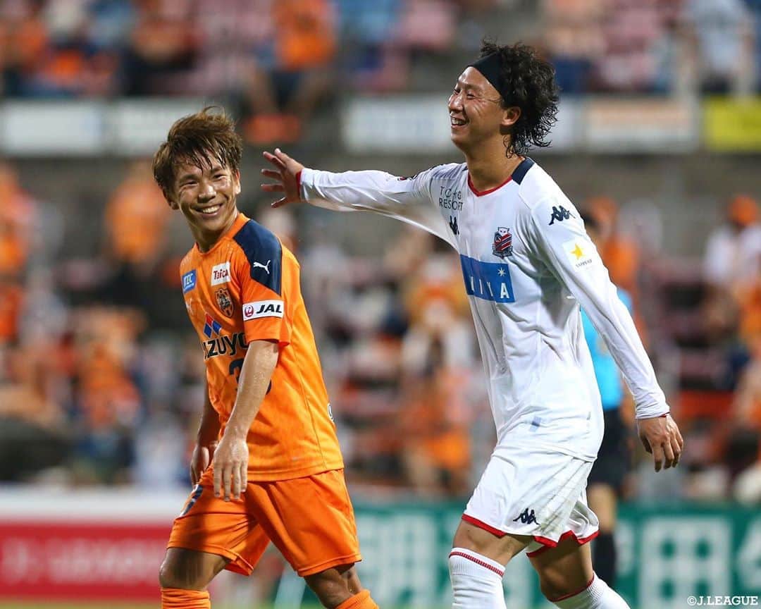 のインスタグラム：「試合中のひとコマ👀✨  ﻿ #Ｊリーグ #jleague  #清水エスパルス #金子翔太 #北海道コンサドーレ札幌 #荒野拓馬 #エスパルス #spulse ﻿ #コンサドーレ ﻿#consadole ﻿ #笑顔 #ニコニコ #😁 #スマイル #smile #おしゃべり #トーク #サッカー #soccer #soccerlife #soccerplayer #soccerphotography  #⚽️」