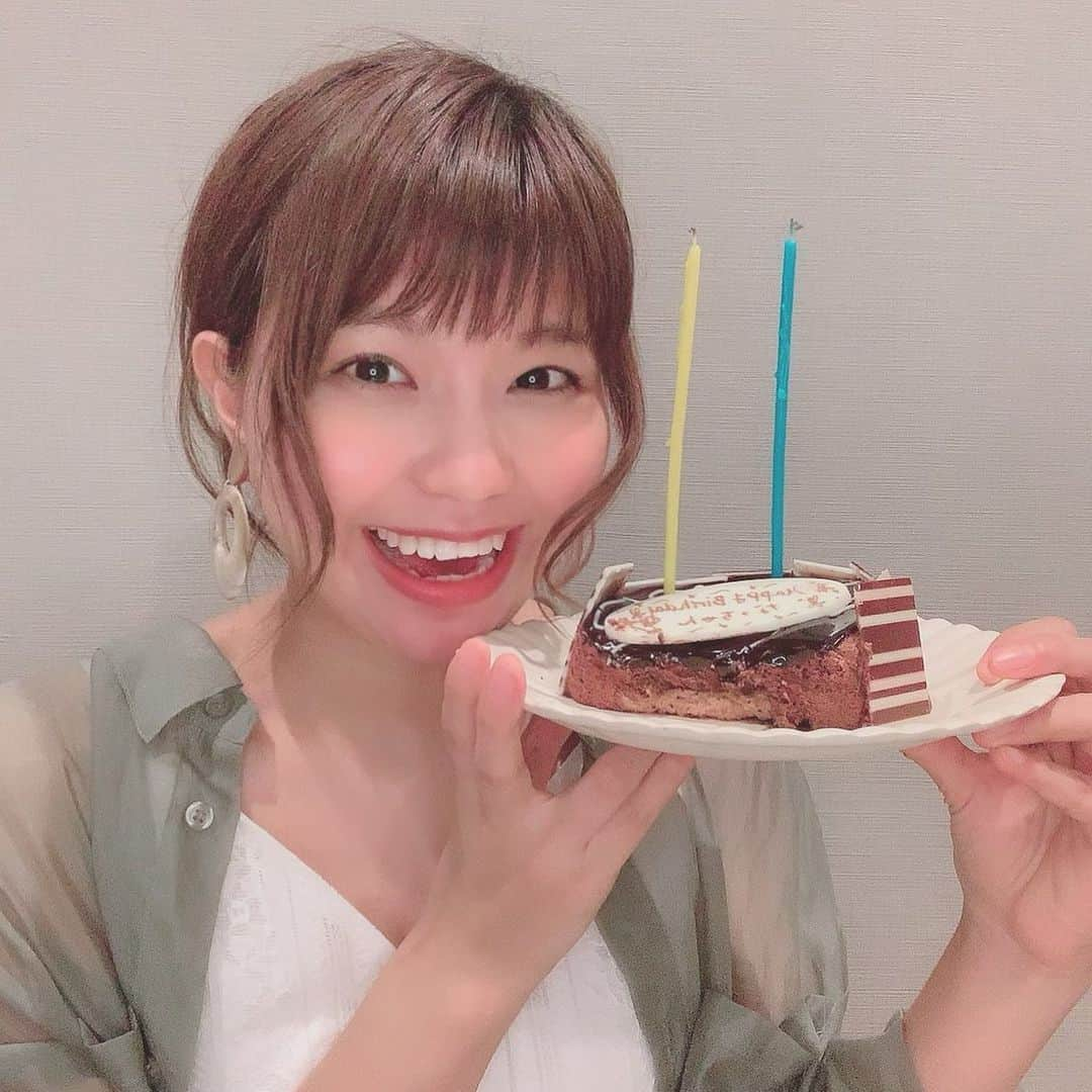 天野なつのインスタグラム：「. 今日お誕生日を迎えました！！ (食べかけごめんwww) . 配信でもTwitterでもたっくさんのお祝い 本当にありがとうございます🥺✨ . 上京のタイミングがなかなかな一年でしたがw今は何があっても笑顔で乗り越えてがんばる気持ちしかないです💪 . これからもよろしくー！！！ . #天野なつ #誕生日 #何歳になったでしょう #ロウソク2本」