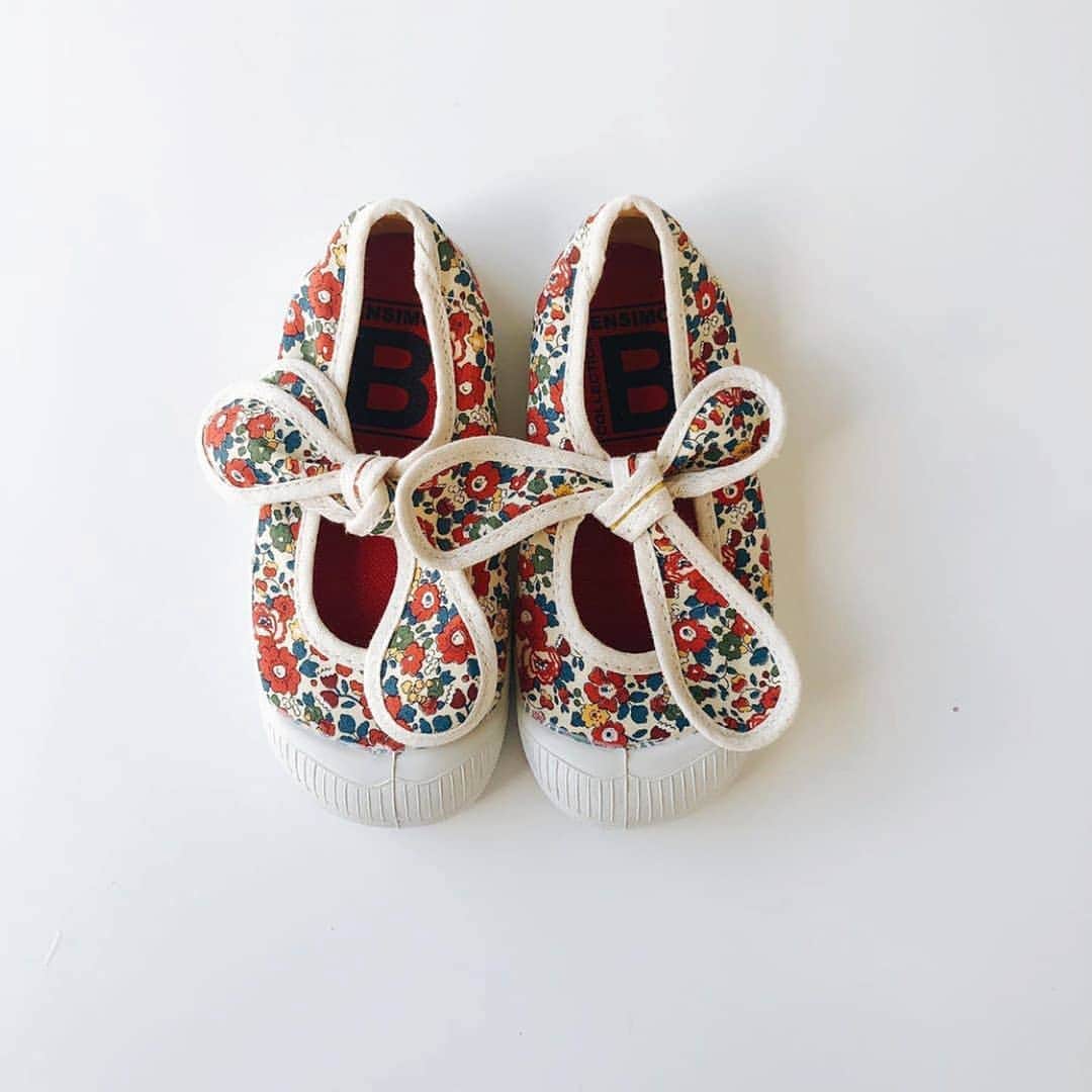 ベンシモンのインスタグラム：「L'été sur nos tennis 🌸🌼🌸 ​Les amoureuses de nos tennis Liberty levez la main ! 🙋🏽‍♀️ ​🇬🇧 Summer on our tennis shoes 🌸🌼🌸 Lovers of our Liberty tennis shoes raise your hands! 🙋🏽‍♀️ ​📸 Sublime photo par nos amis @thefrontshop」