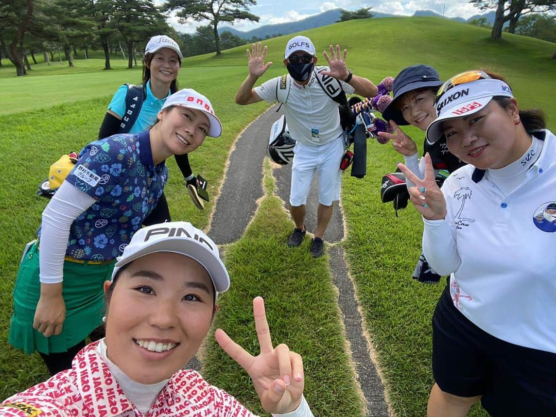 比嘉真美子のインスタグラム：「今日はイチヒさんと、酒井美紀ちゃん🥰 勉強になりまくりました！🙇‍♀️ ありがとうございました🙇‍♀️ #李知姫 #酒井美紀 #nec軽井沢72ゴルフトーナメント  #軽井沢72ゴルフ北コース」