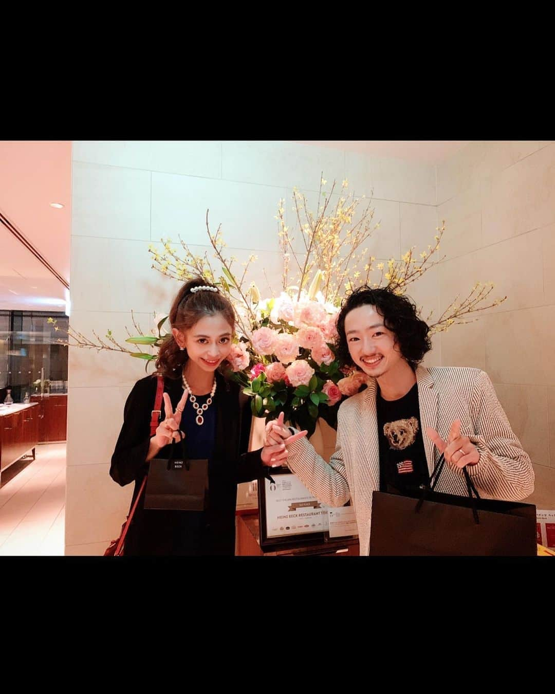 間宮梨花さんのインスタグラム写真 - (間宮梨花Instagram)「３月7日誕生日当日の話ラスト🐥♥️ ツーショット❤️と素敵なシェフと❤️ とてもとても素敵なレストランで 大満足でした💗💗💗💗💗💗 毎年毎年誕生日やイベント事を大事にしてくれて素敵なプレゼントやディナー本当にありがとう🥺💗💗 付き合ってから結婚して夫婦になっても ずーっとお姫様扱いしてくれる。。 自慢の旦那様です👏👏👏👏 #誕生日 #誕生日ディナー #heinzbeck  #おもてなし #完璧 #幸せ #夫婦時間 #旦那大好き部 #旦那王子様 #愛してる」8月12日 14時49分 - rika_aizawa0329