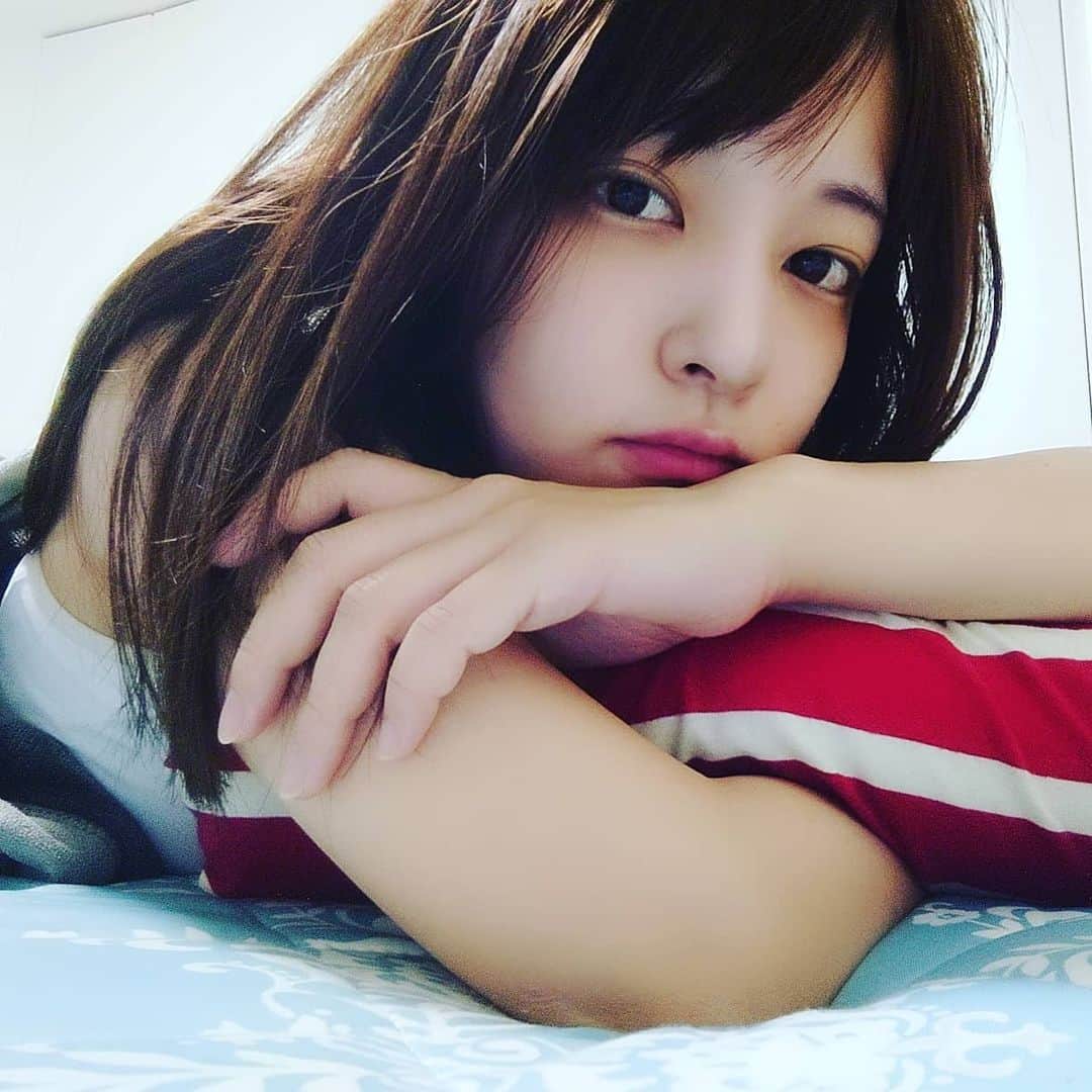 のインスタグラム：「. . ゴロゴロしよ〜 . #あべみかこ #久々の #Instagram #お布団は恋人  .」