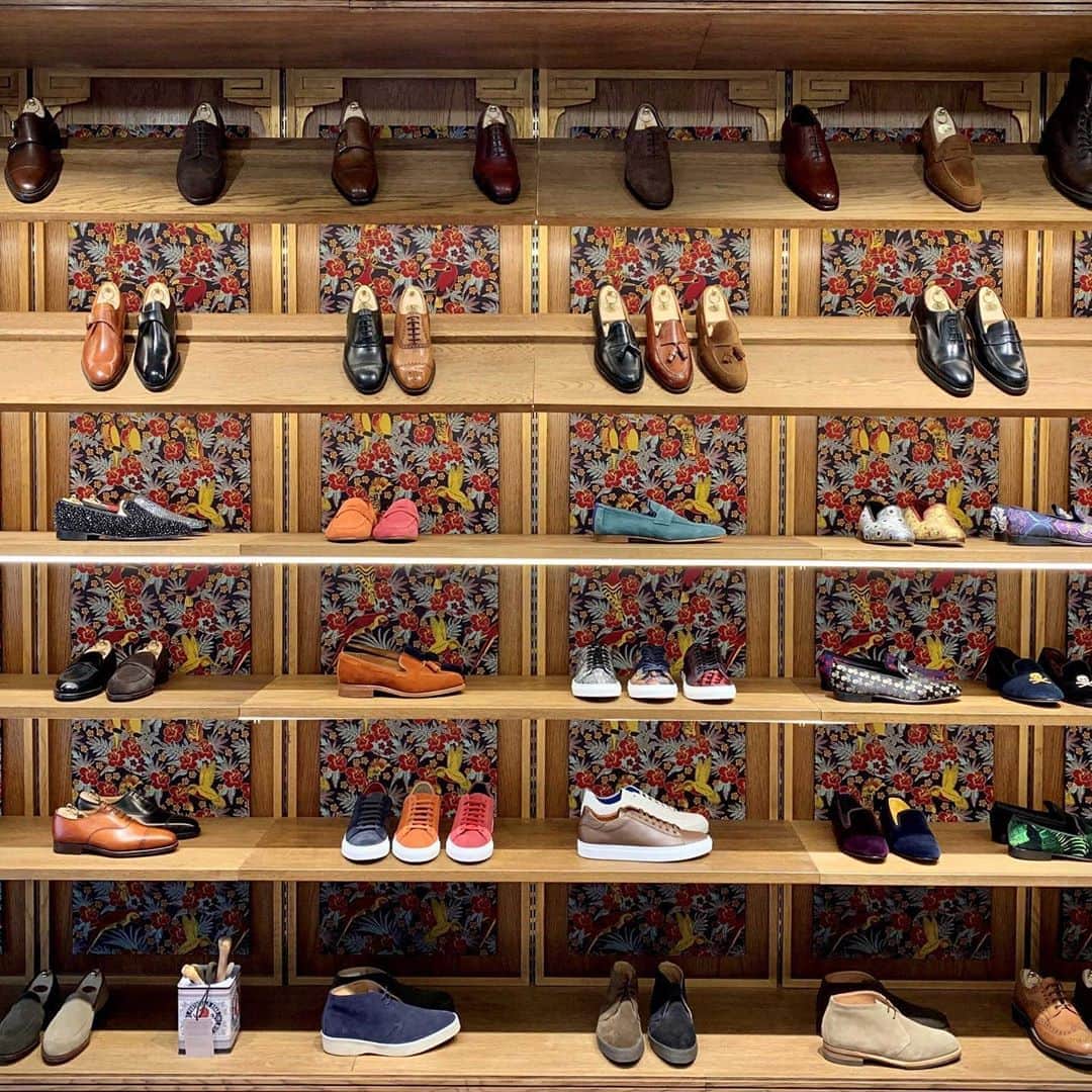 ニュー&リングウッドさんのインスタグラム写真 - (ニュー&リングウッドInstagram)「Our new Jermyn Street store Shoe Room in all its glory.  Well-made footwear has always been part of New & Lingwood’s history. Today, we continue to work with uncompromising shoe makers and the majority of our shoes are ‘hand grade’ or benchmade in Northampton, England.   #newandlingwood #jermynstreet #craftmanship #shoegame」8月13日 1時52分 - newandlingwood