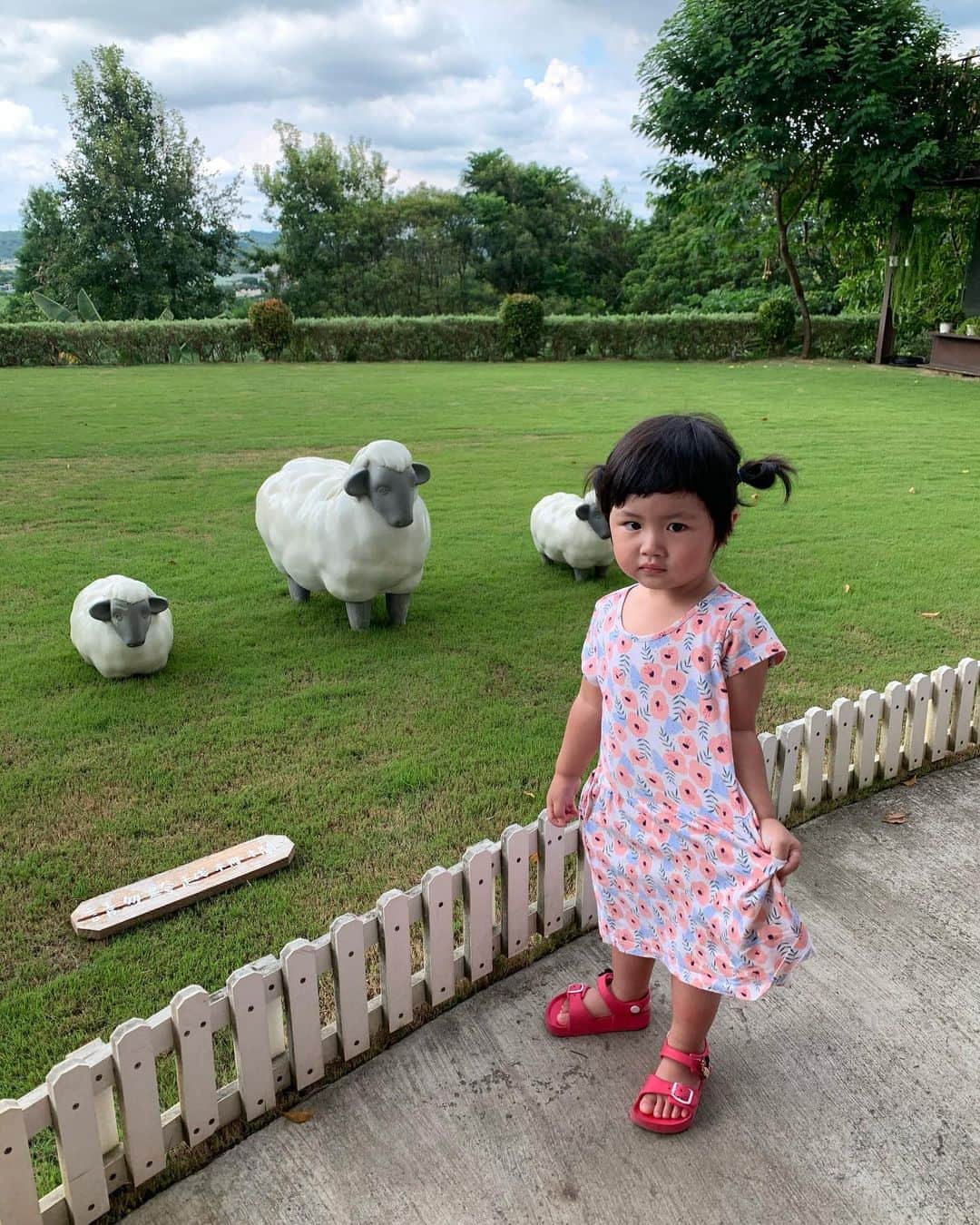郭圈圈さんのインスタグラム写真 - (郭圈圈Instagram)「#幸福山丘happyhill  看後面照片就知道 第一張天空又是假的啦🤣 還是喜歡藍天白雲大於烏雲 就又用app把它改掉了💙 - #幸福山丘 是一個不會離市區太遠的景點，但又有種走到戶外的感覺～覺得很棒～只是假日人真的蠻多的！跟有小孩的朋友一起出去，體驗一下未來有寶寶的生活😂只能說爸爸媽媽真偉大也辛苦了♥️ 我要好好把握只有跟老公兩人的時光😆（我的肚子目前只有脂肪，沒有寶寶👶🏻） . #lea_outfit @marumaru_lea_official 連身褲現貨 . .  . . . . .  #嘉義景點 #嘉義旅遊#嘉義旅遊#嘉義下午茶#嘉義咖啡廳#台灣旅遊#南部旅遊#chiayicafe#chiayitravel #chiayicity」8月13日 0時23分 - helloiamlea